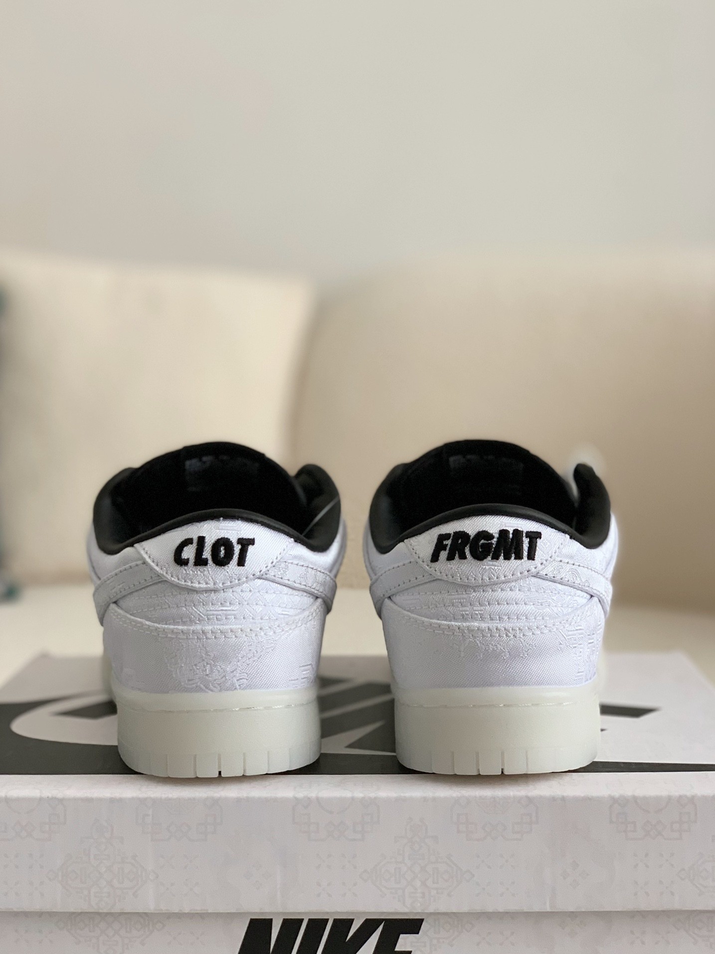 「#4」Fragment Design × Clot × Nike SB Dunk Low 20th Anniversary/White Silk Sneakers - Image 4