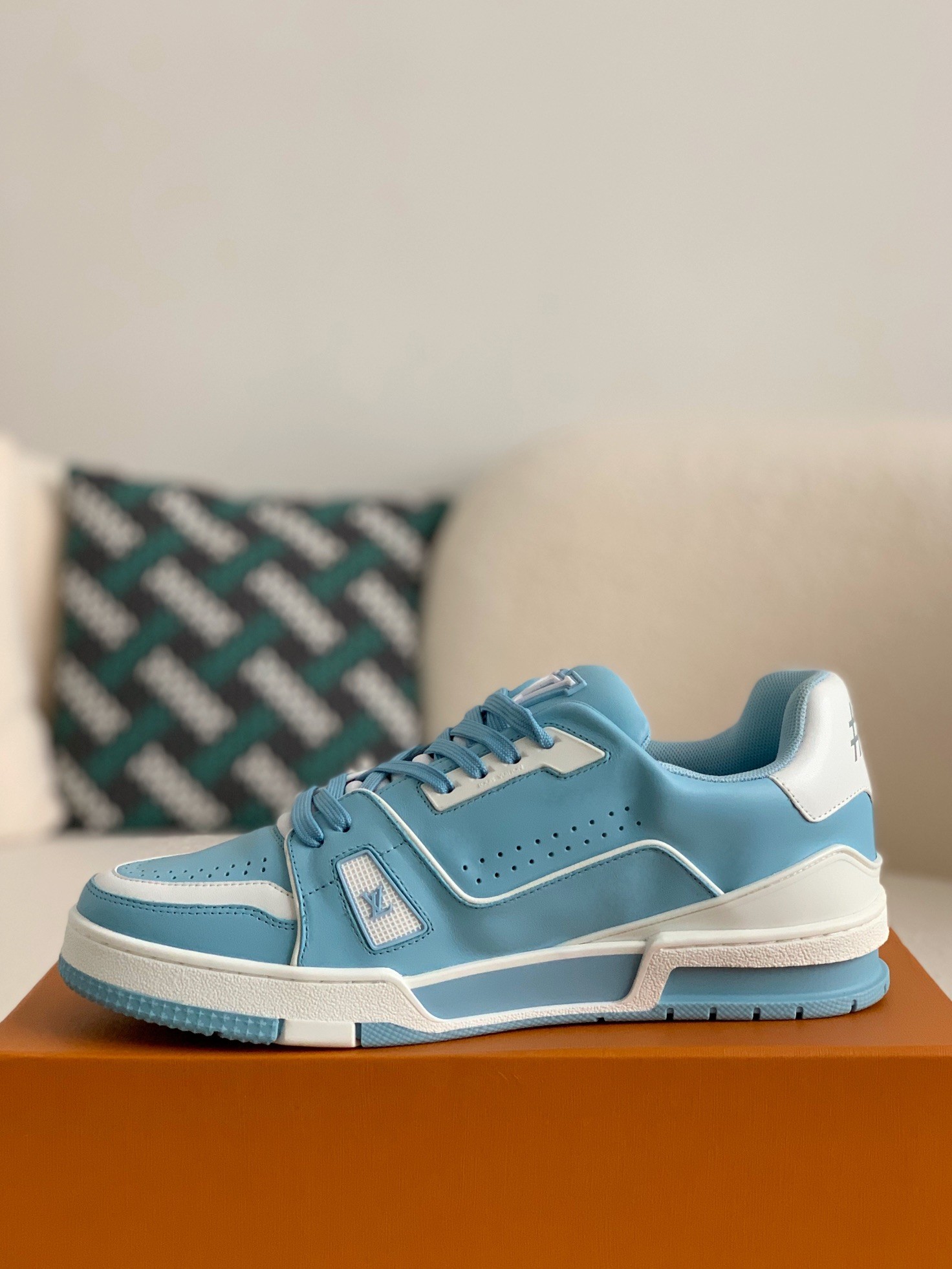 「#20」LOUIS VUITTON TRAINER SNEAKERS - Image 4