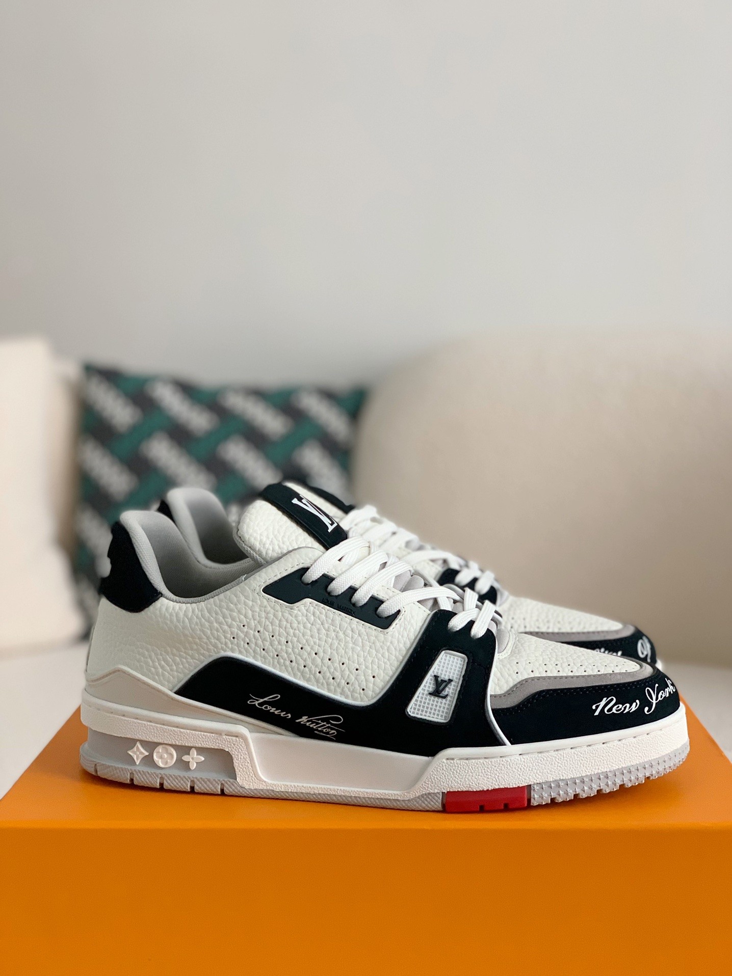 「#26」LOUIS VUITTON TRAINER Sneakers - Image 2