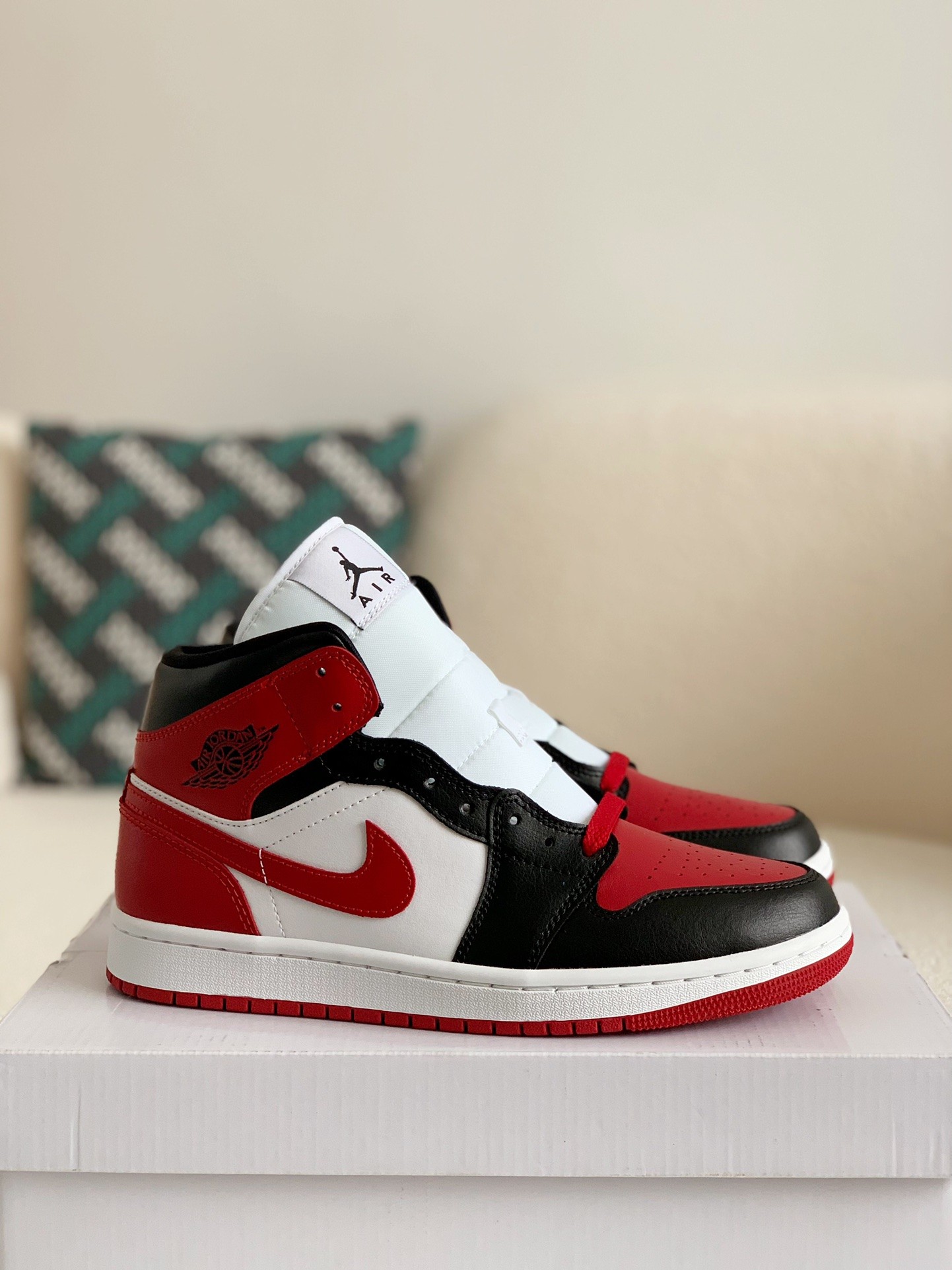 「#38」Nike Air Jordan 1 Retro High OG Bred Toe - Image 2