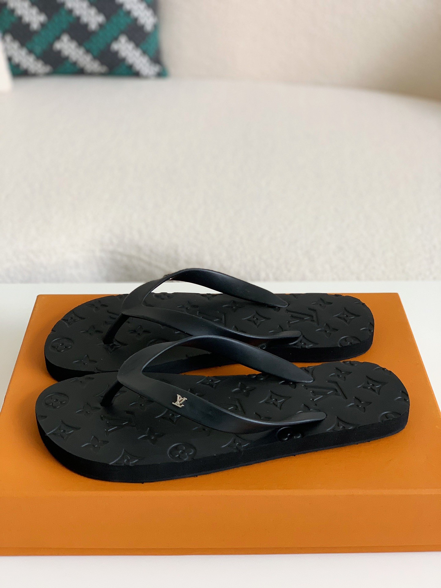 「#75」Louis Vuitton flip flops