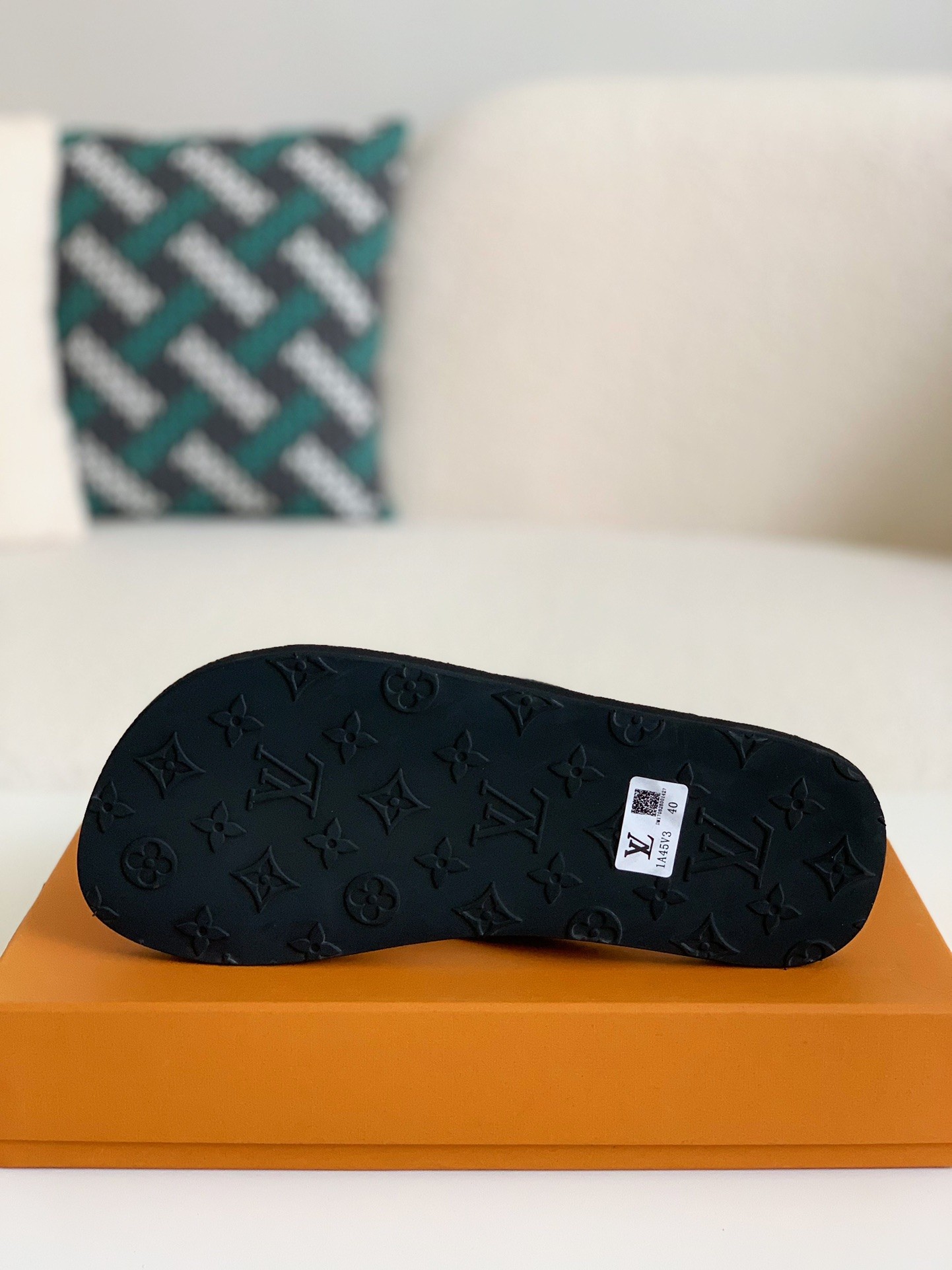 「#75」Louis Vuitton flip flops - Image 4