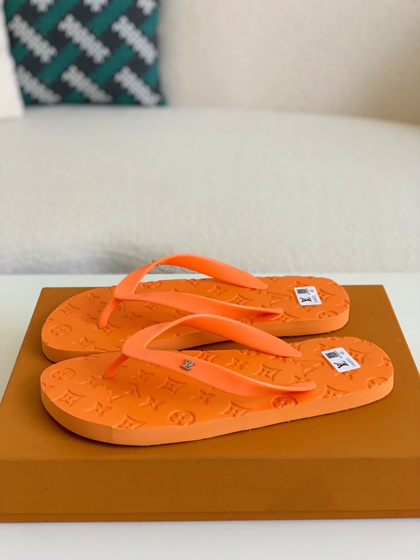 「#76」Louis Vuitton flip flops
