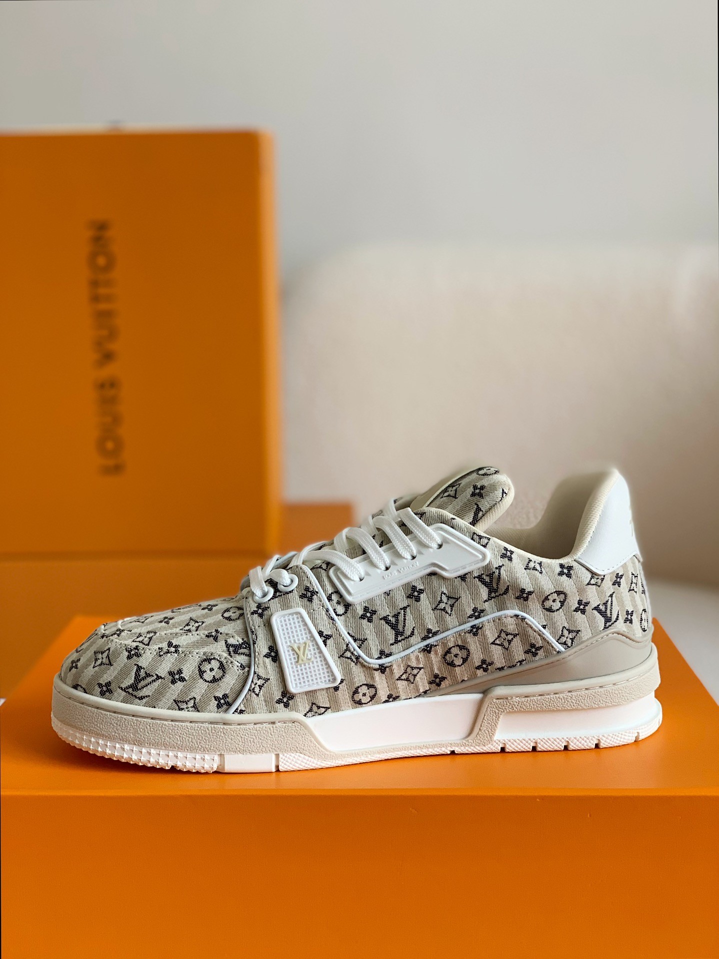 「#81」LOUIS VUITTON TRAINER SNEAKERS - Image 4
