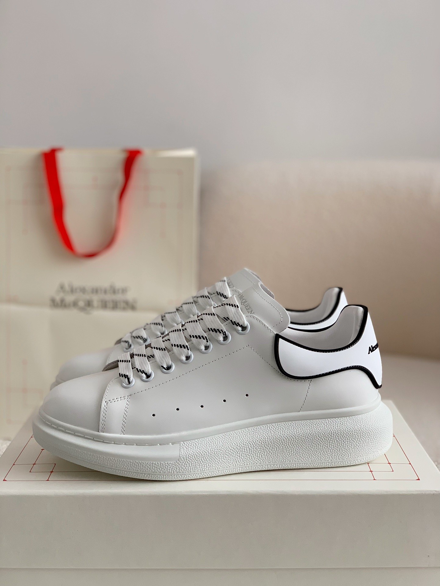 「#84」Alexander McQueen MQ white film tail Sneakers