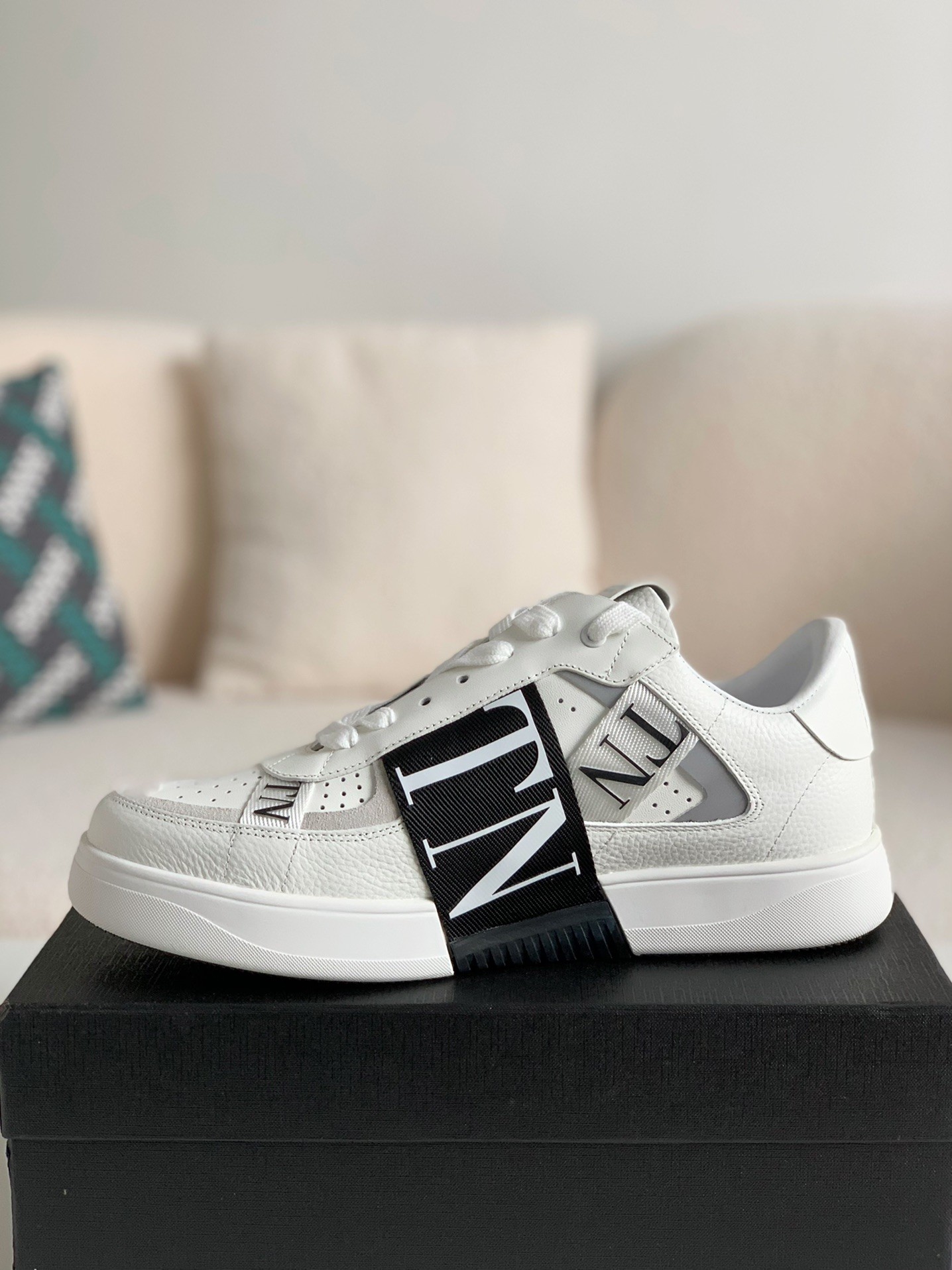 「#240」Valentino sneakers - Image 4