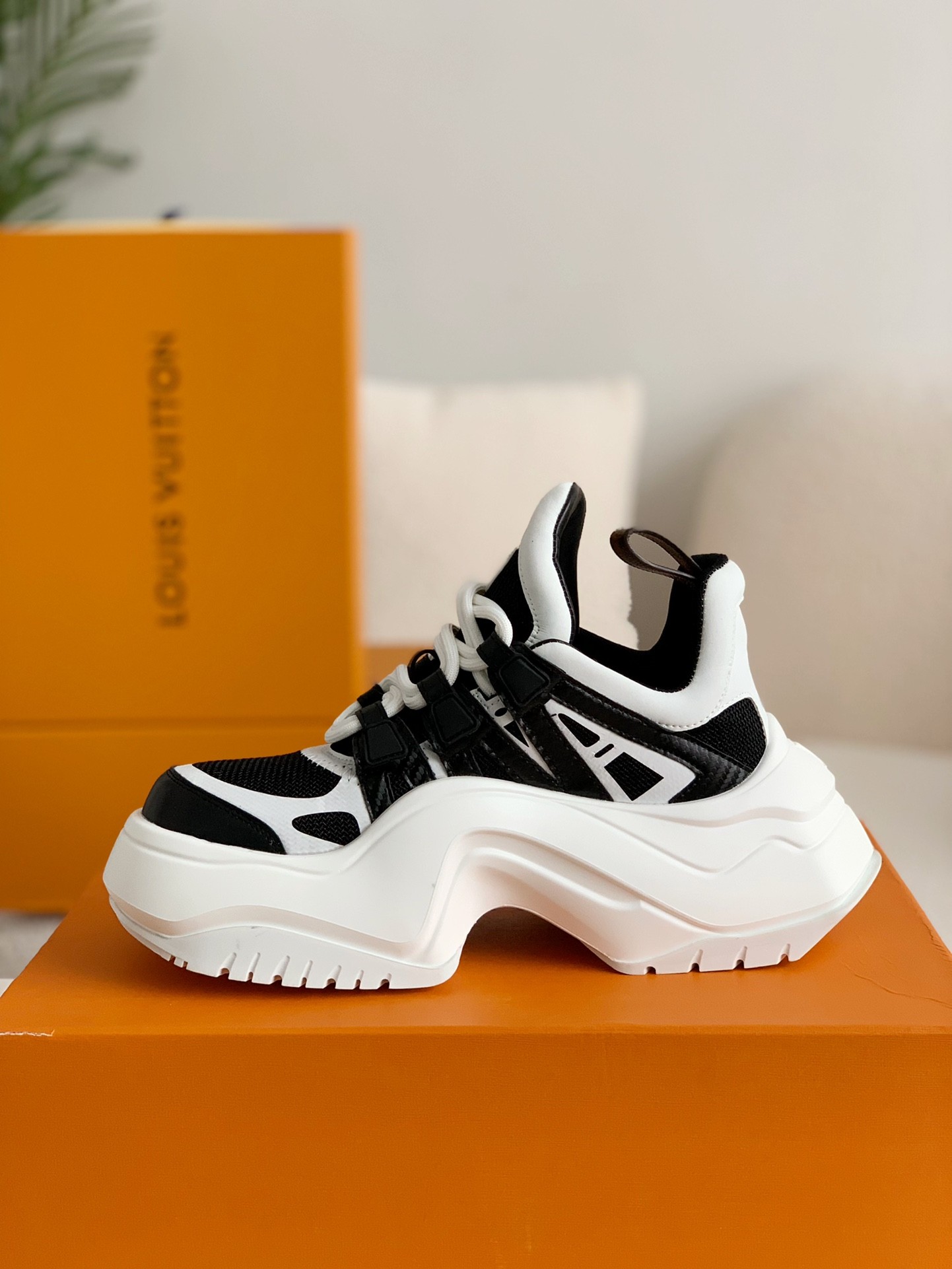 「#255」Louis Vuitton Archlight Sneaker - Image 4