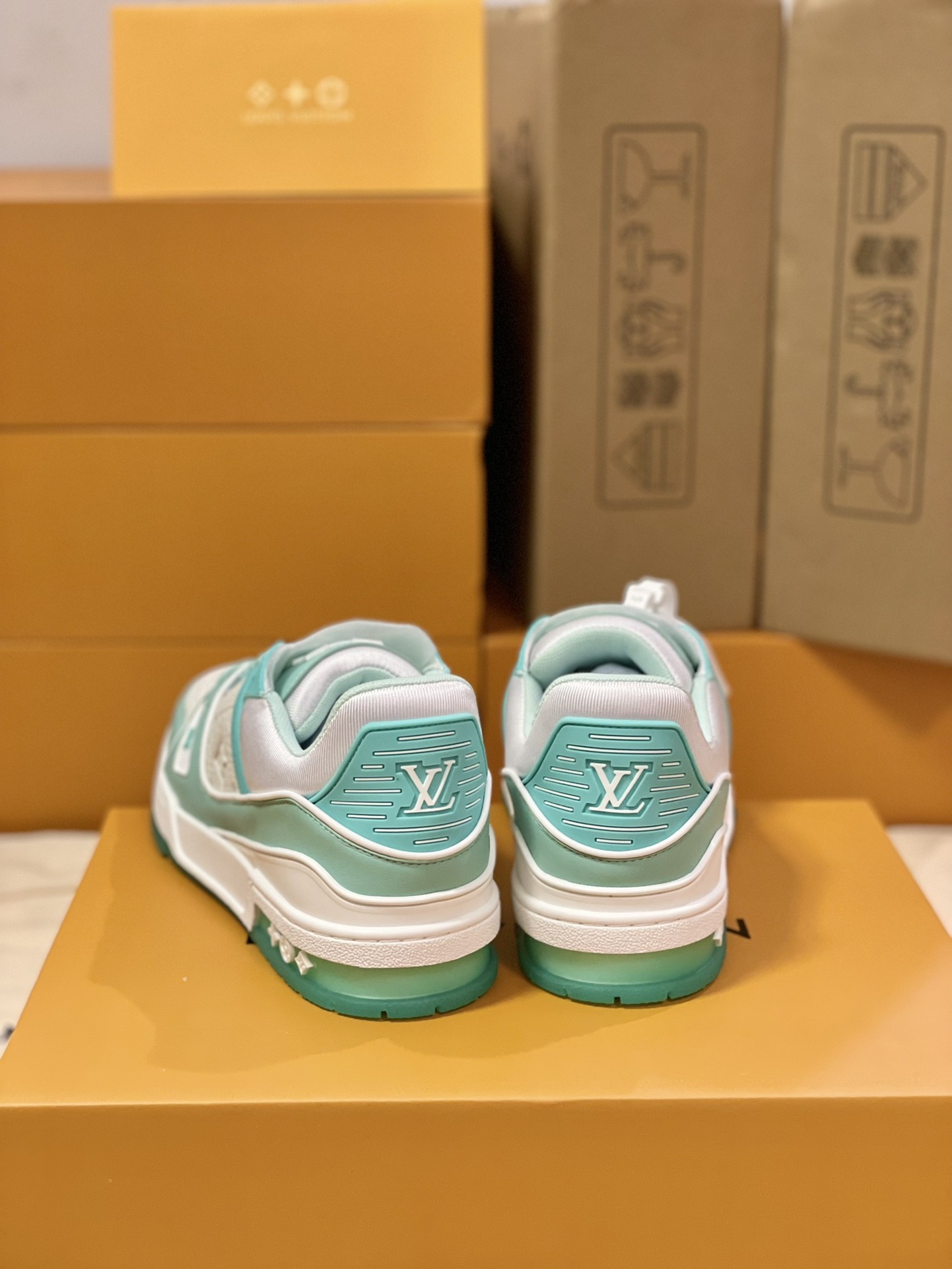 「#209」LOUIS VUITTON TRAINER 1A8KB8 Sneaker - Image 4