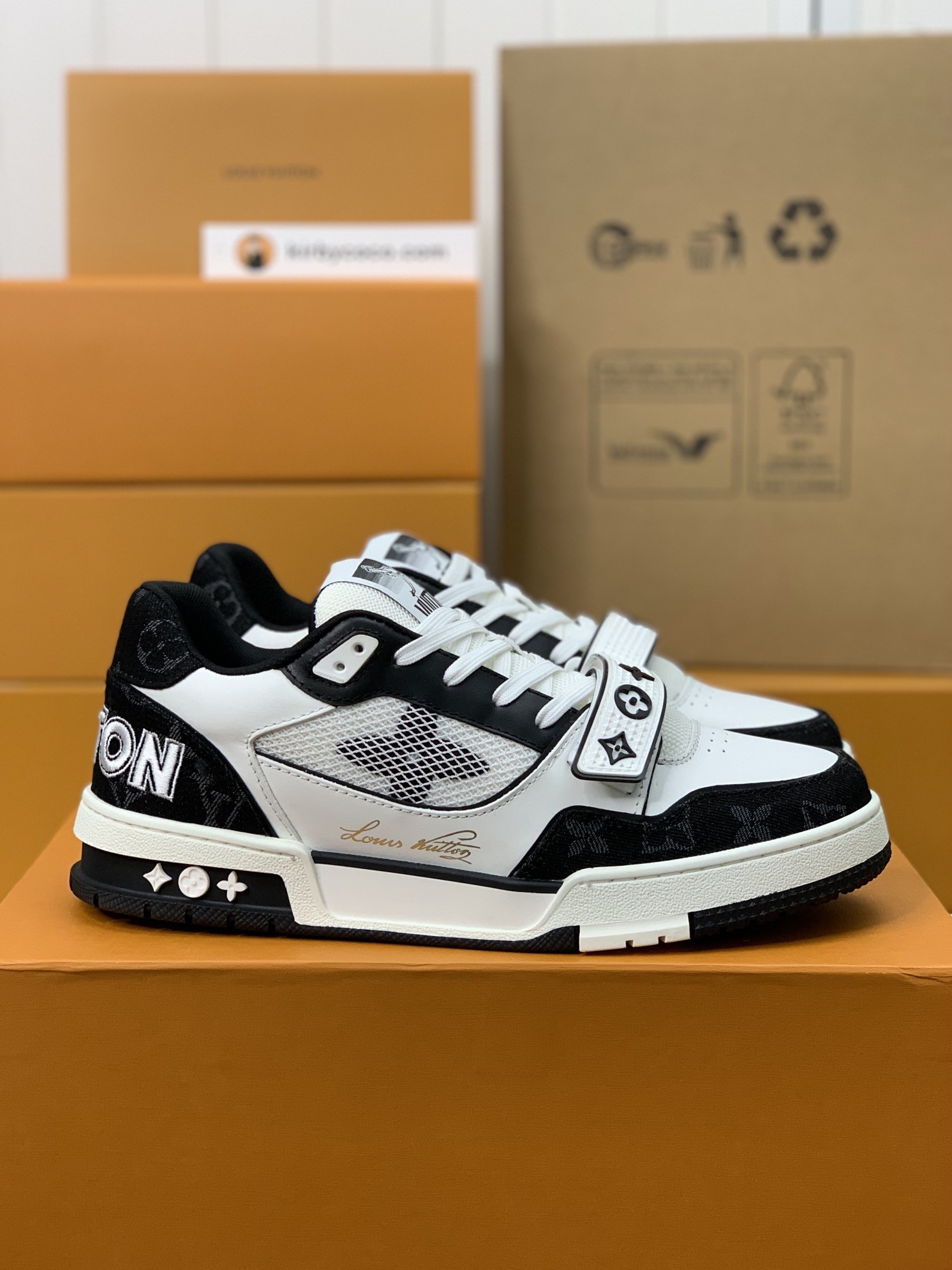 「#302」LOUIS VUITTON TRAINER Sneakers - Image 2