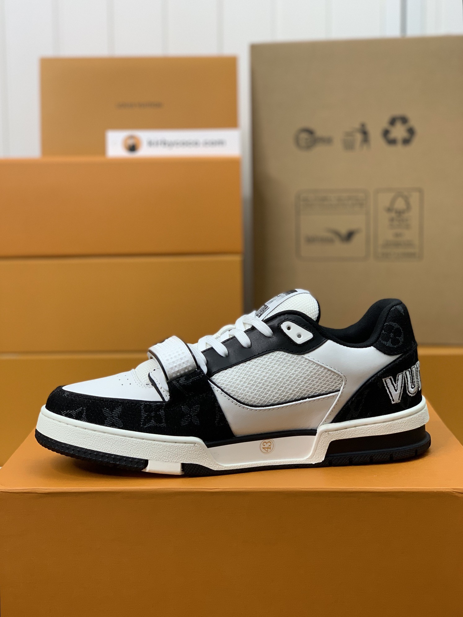 「#302」LOUIS VUITTON TRAINER Sneakers - Image 4
