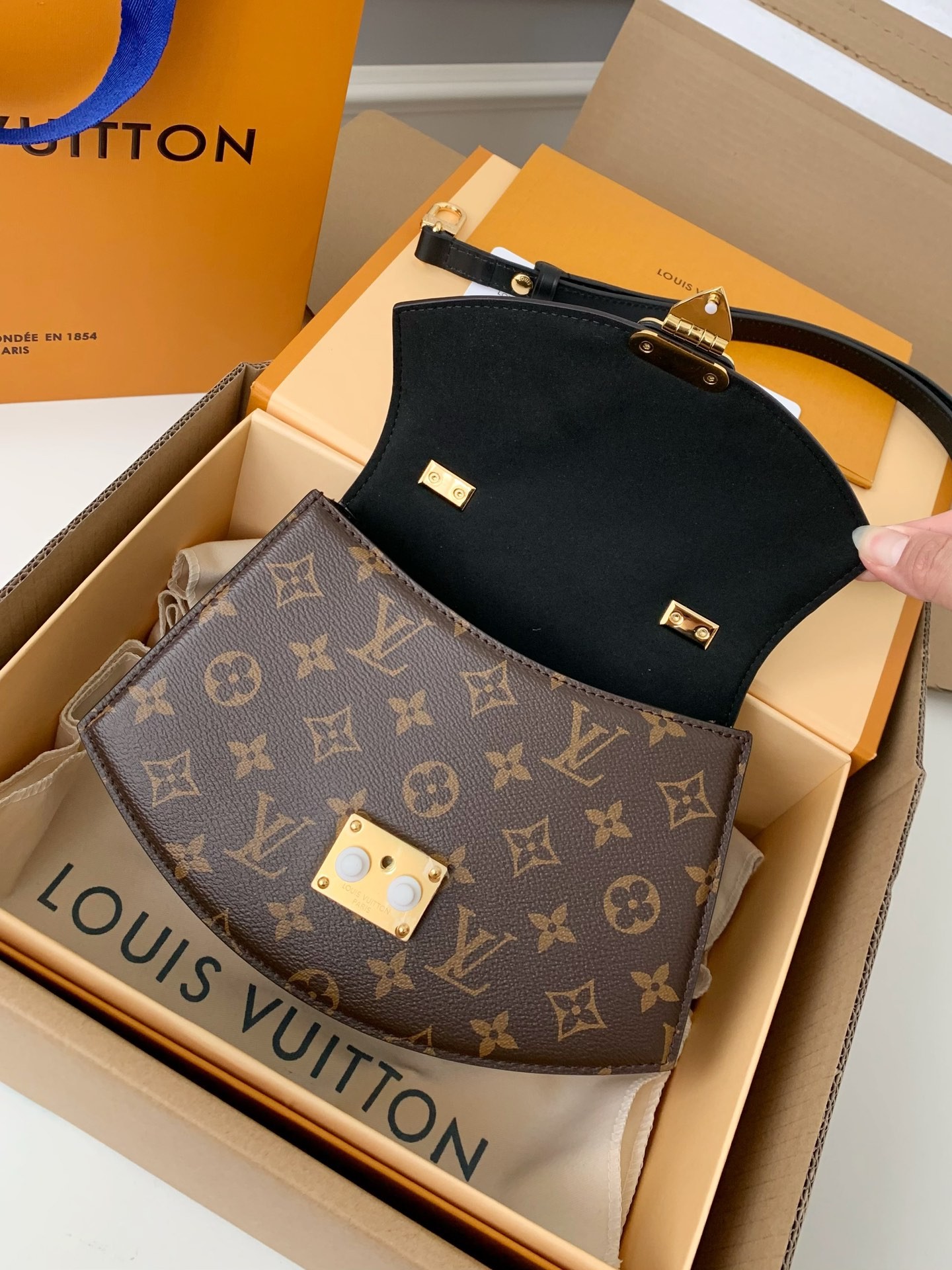 「#526」 Lovis Vuitton S23 M46548 23.5*16.5*8cm - Image 4