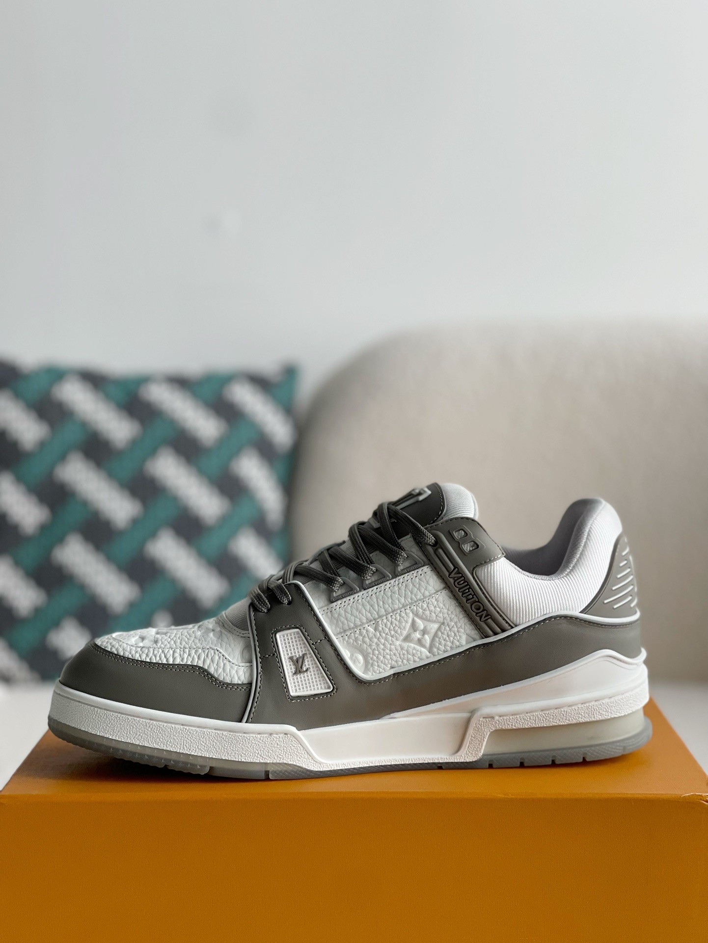 「#748」 LOUIS VUITTON TRAINER - Image 4