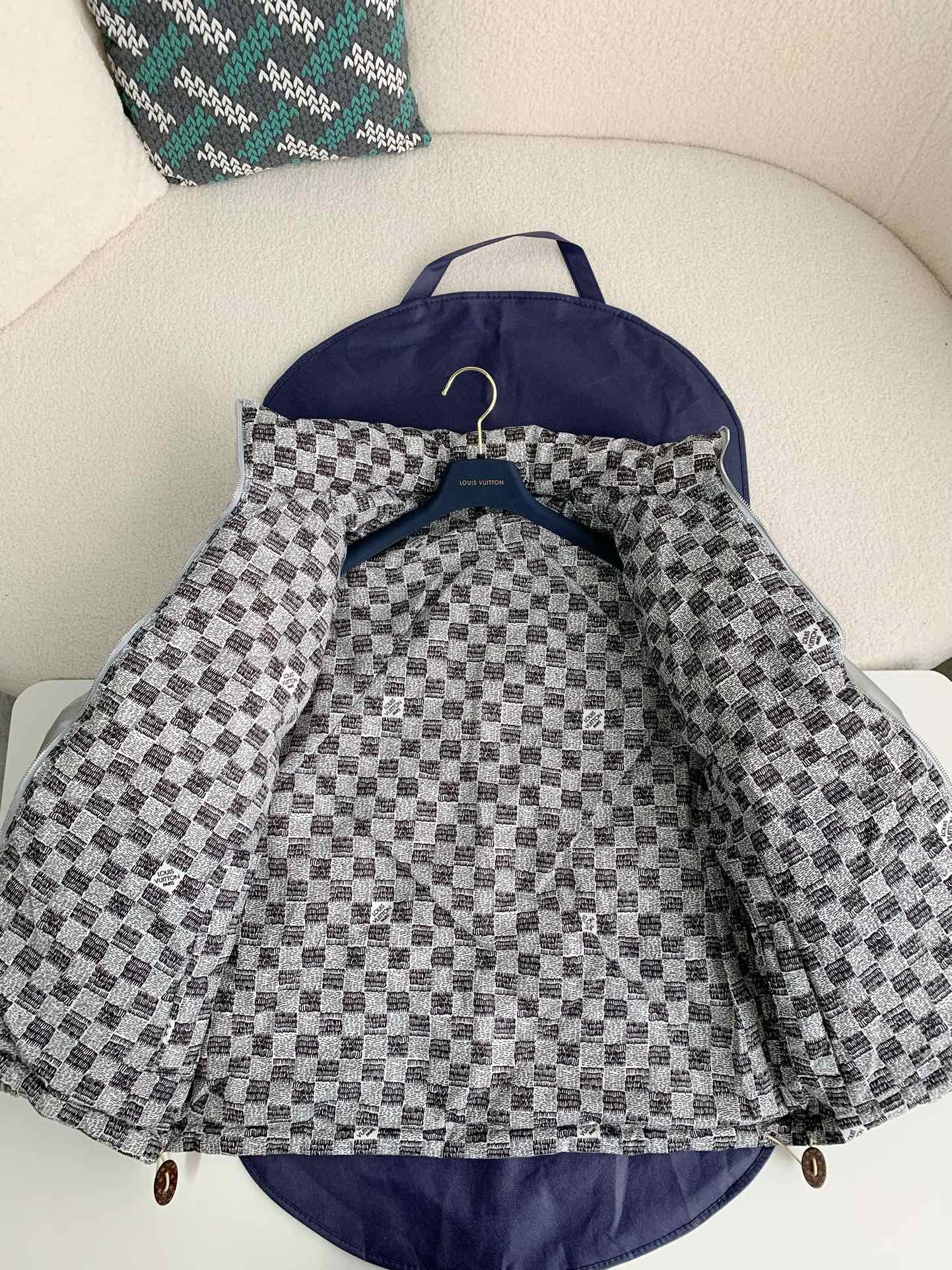 「#932」LOUIS VUITTON LOGO Down Jacket - Image 5
