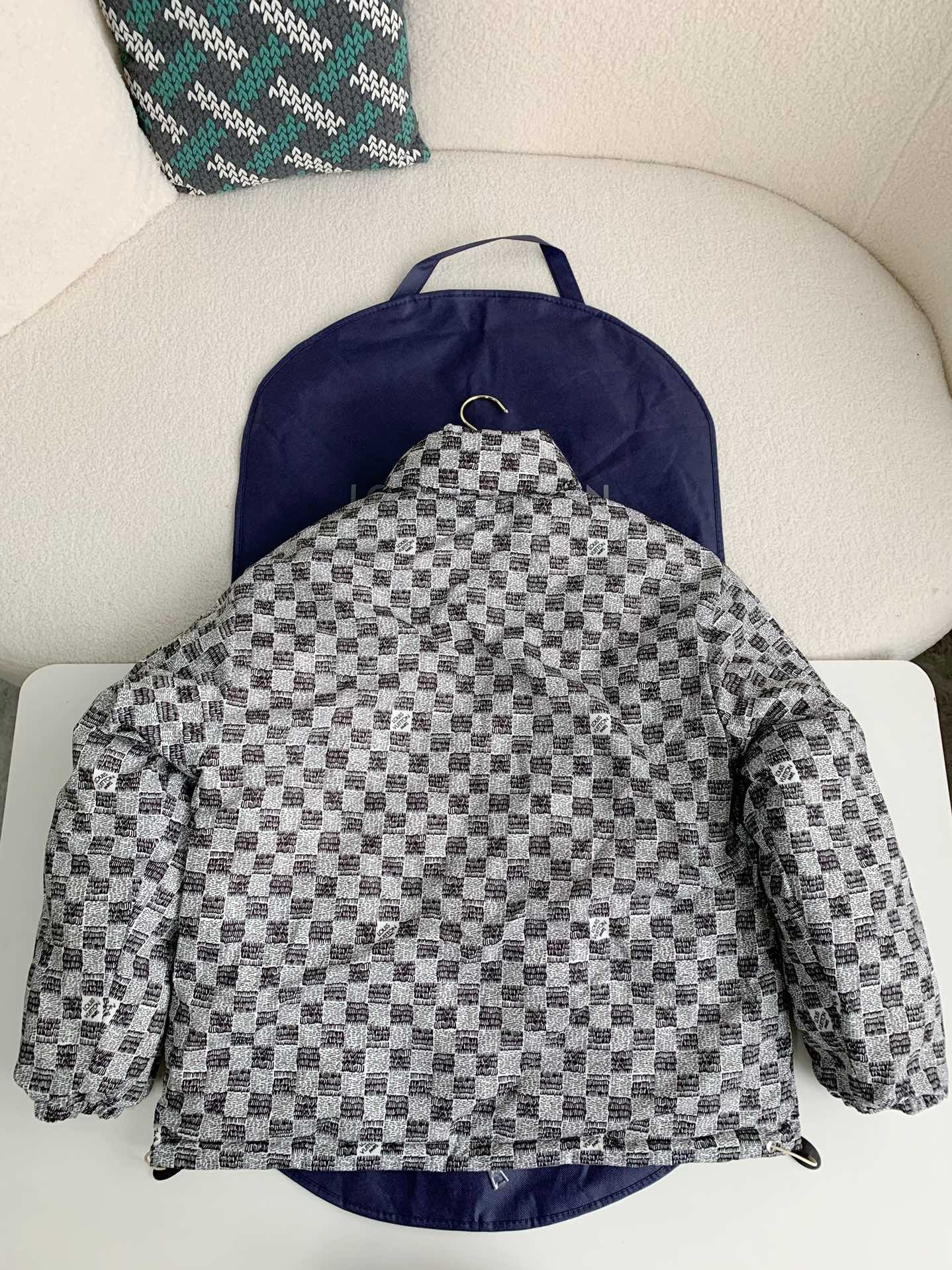 「#932」LOUIS VUITTON LOGO Down Jacket - Image 4
