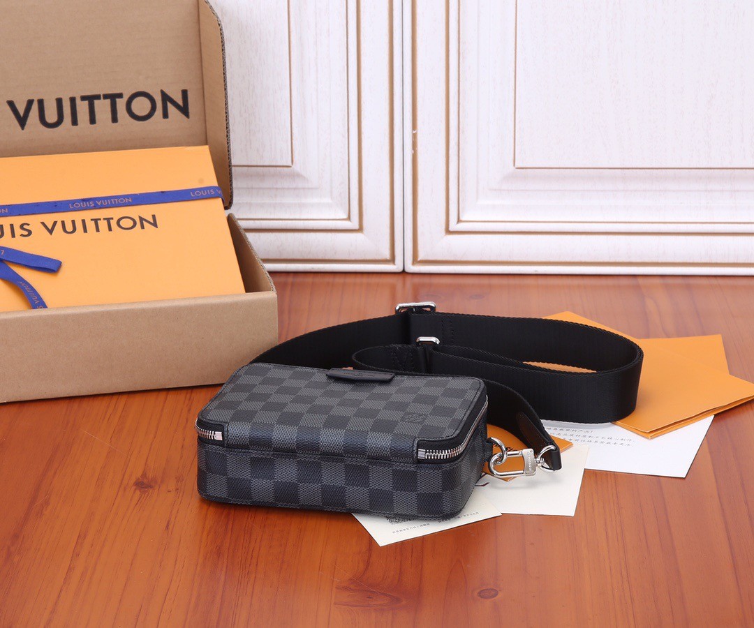 「#728」LOUIS VUITTON ALPHA WEARABLE 18.5*11*6.5 - Image 5