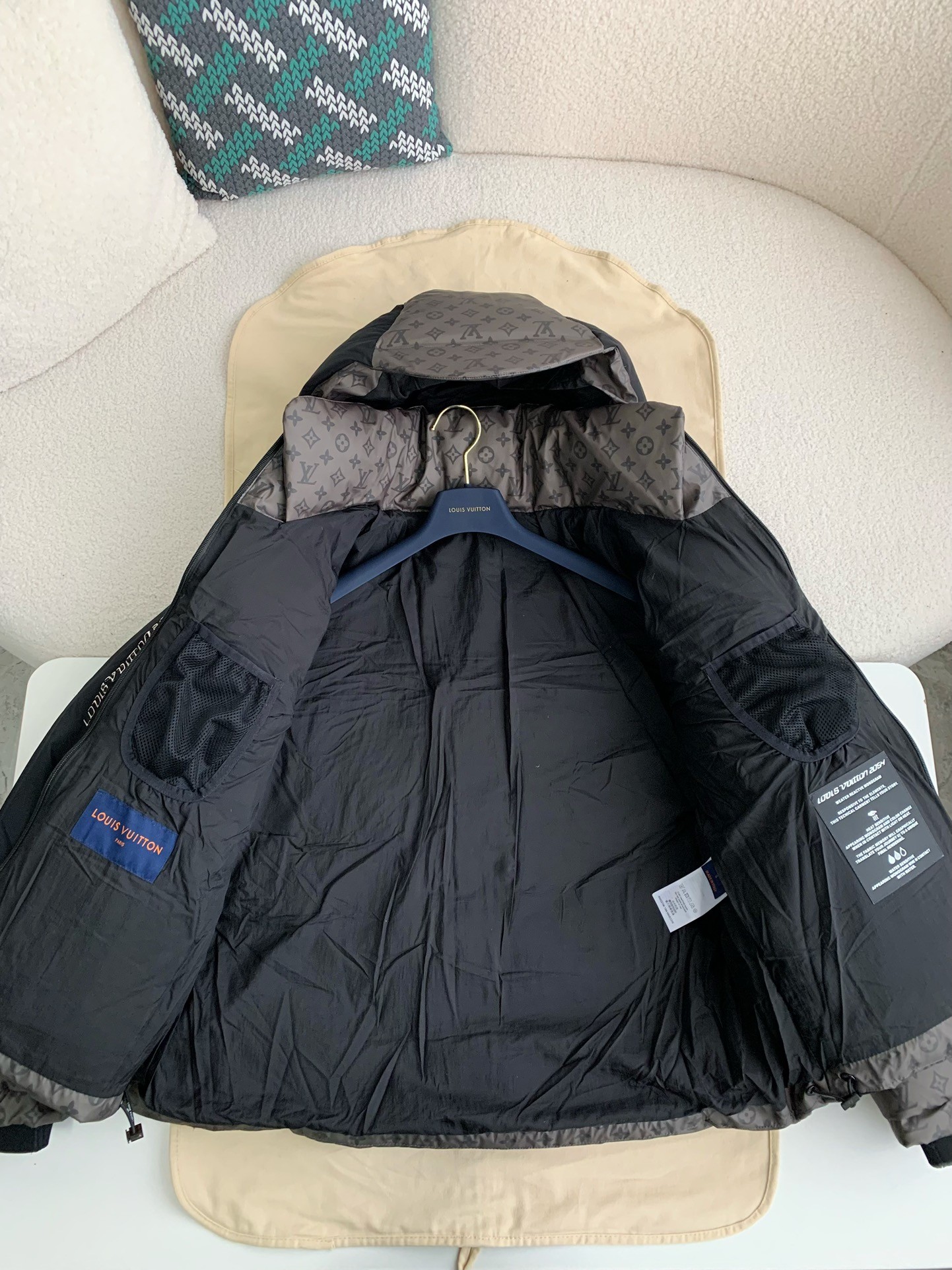 「#951」LOUIS VUITTON LOGO Down Jacket - Image 4