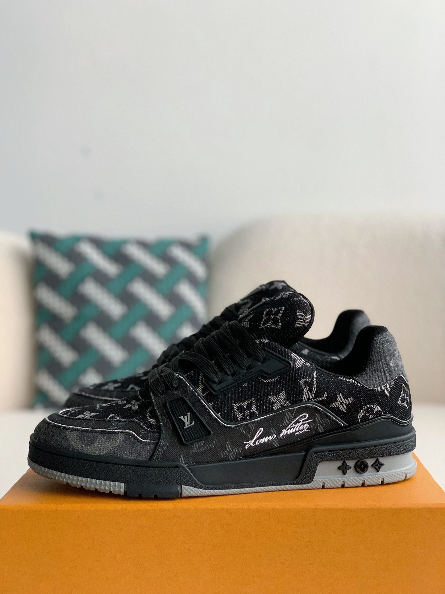 「#1097」LOUIS VUITTON TRAINER - Image 4