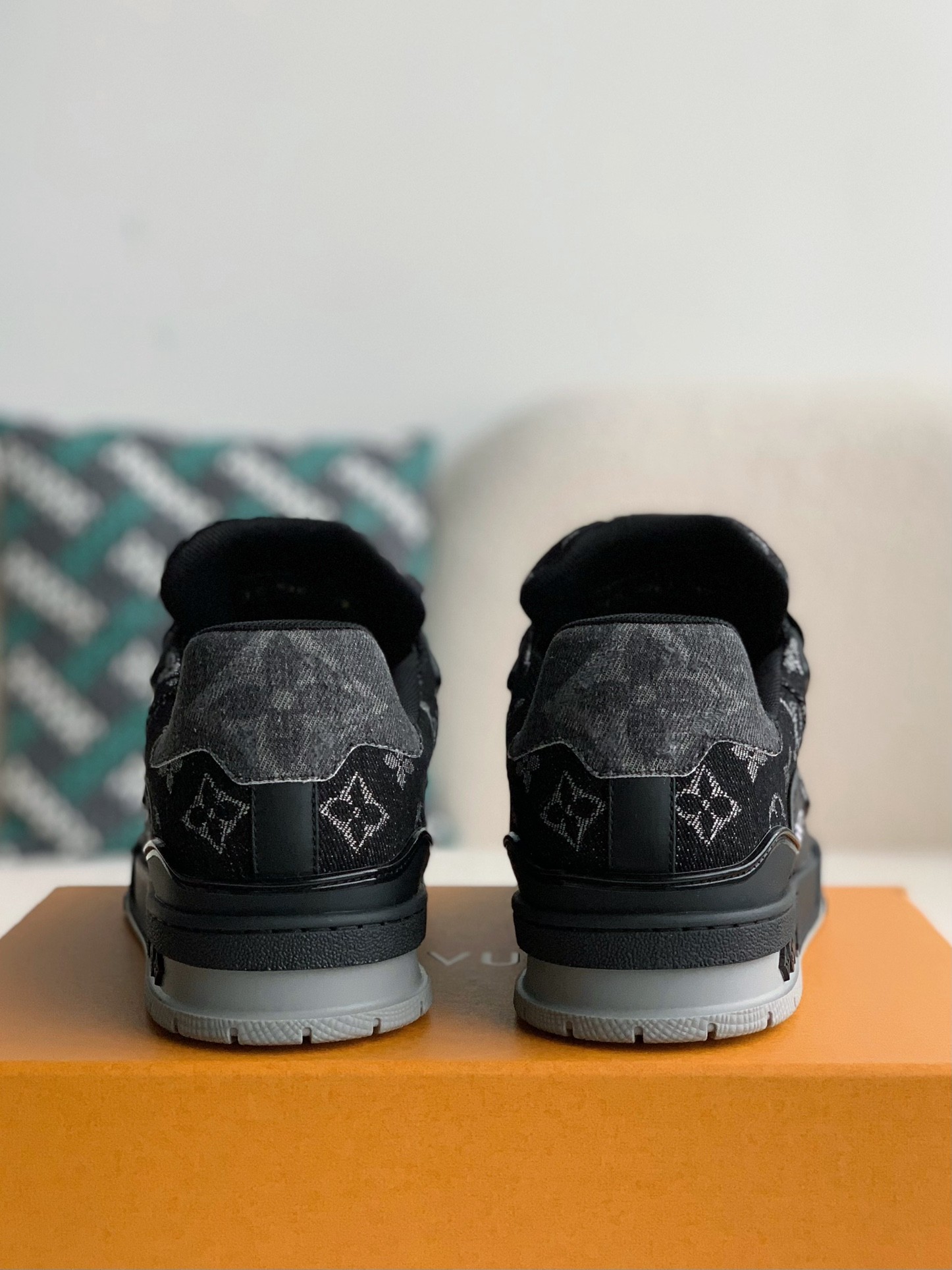 「#1097」LOUIS VUITTON TRAINER - Image 3