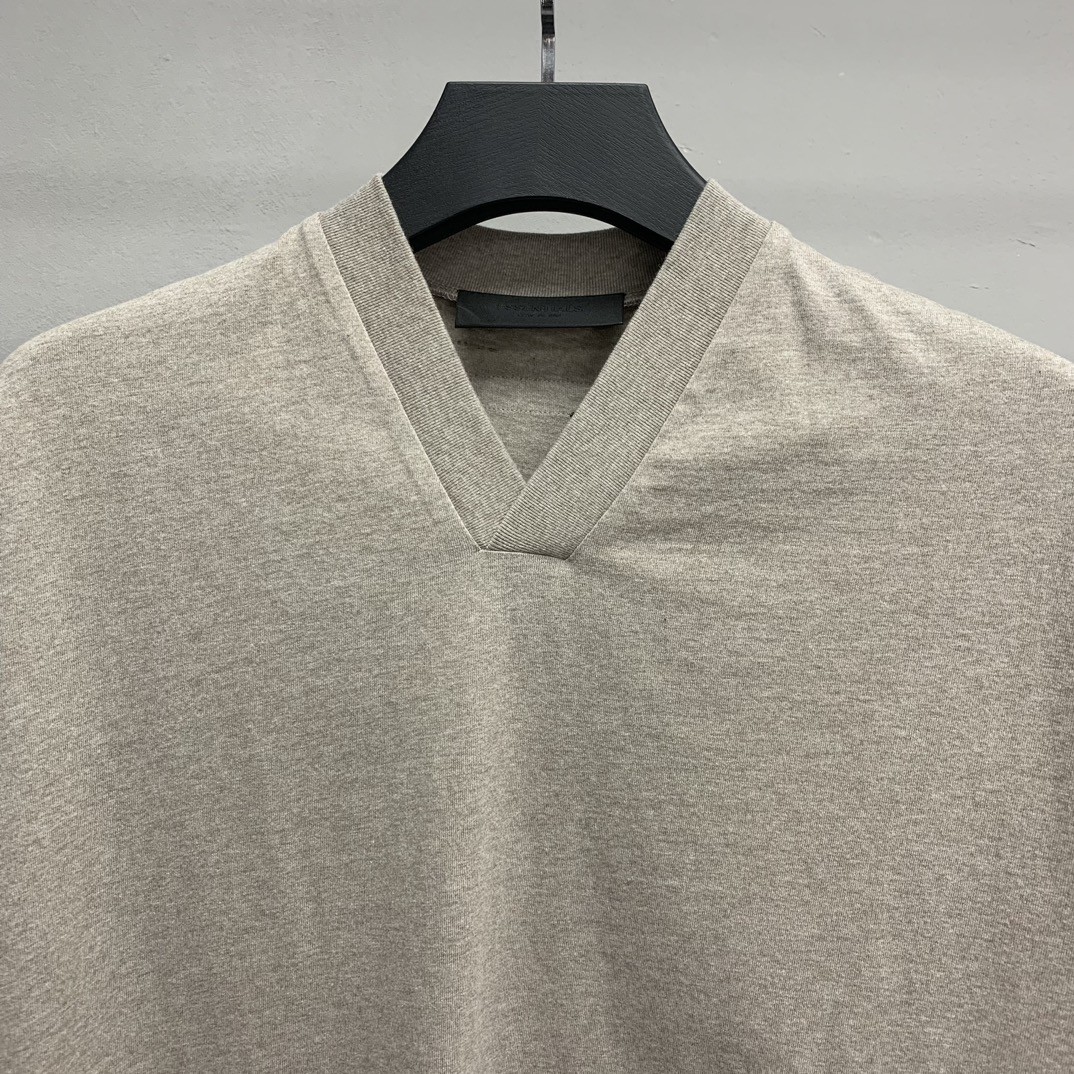 「#1156」Balenciaga Cloud Series v-neck T-shirt - Image 2