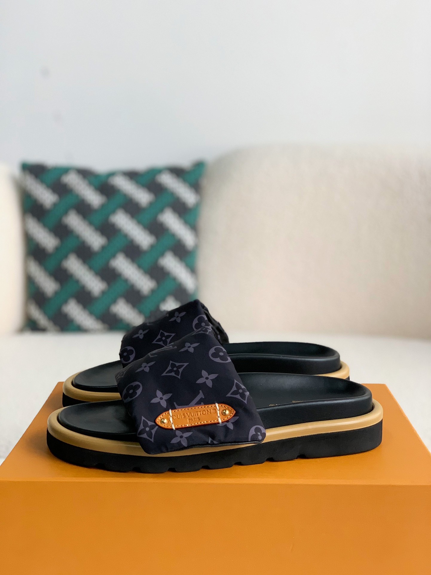 「#1195」LOUIS VUITTON SLIPPERS