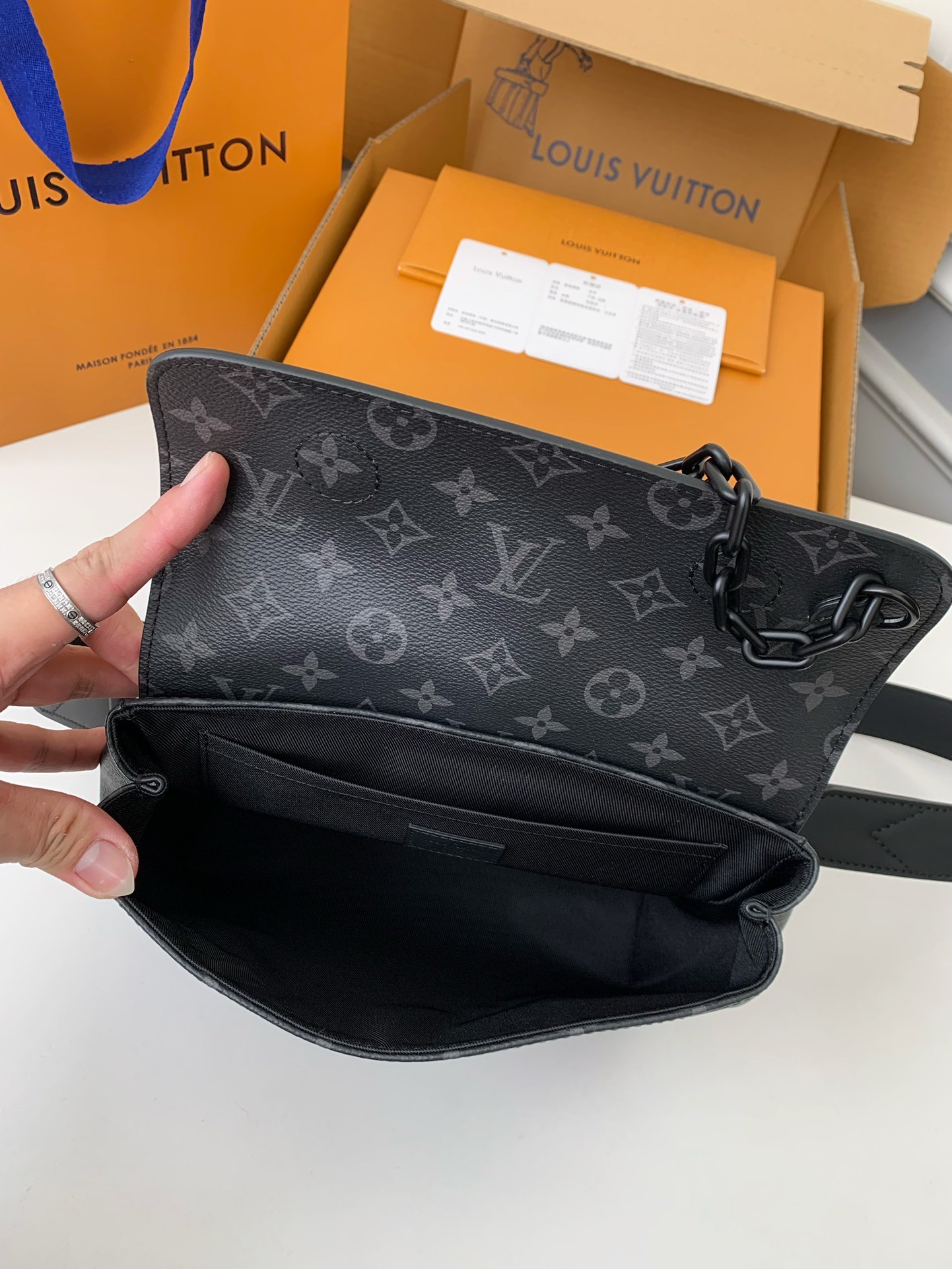 「#1821」Louis Vuitton's new Sac Plat Horizontal Zippé men's black flower briefcase M45165 Size: 31*39*8.5cm - Image 9