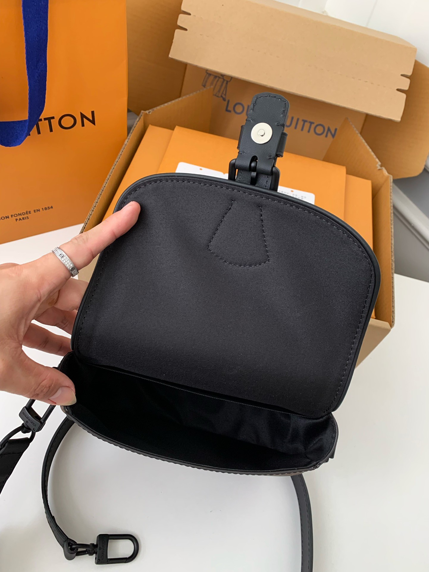 「#1866」Louis Vuitton New season Montsouris Small Messenger Bag M47060 Size:20*17*7cm - Image 10