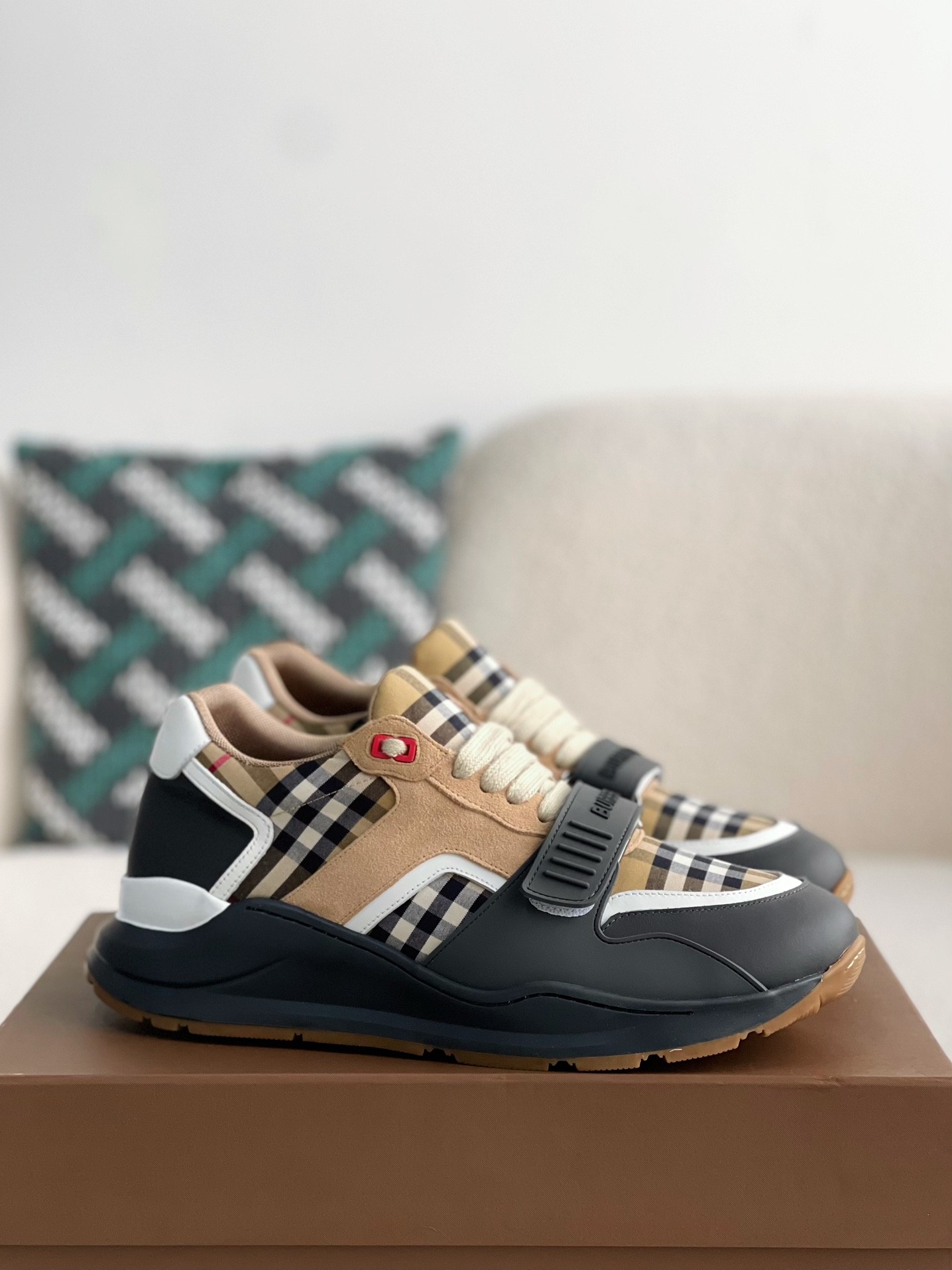 「#1976」Burberry Low cut casual sports shoes - Image 2