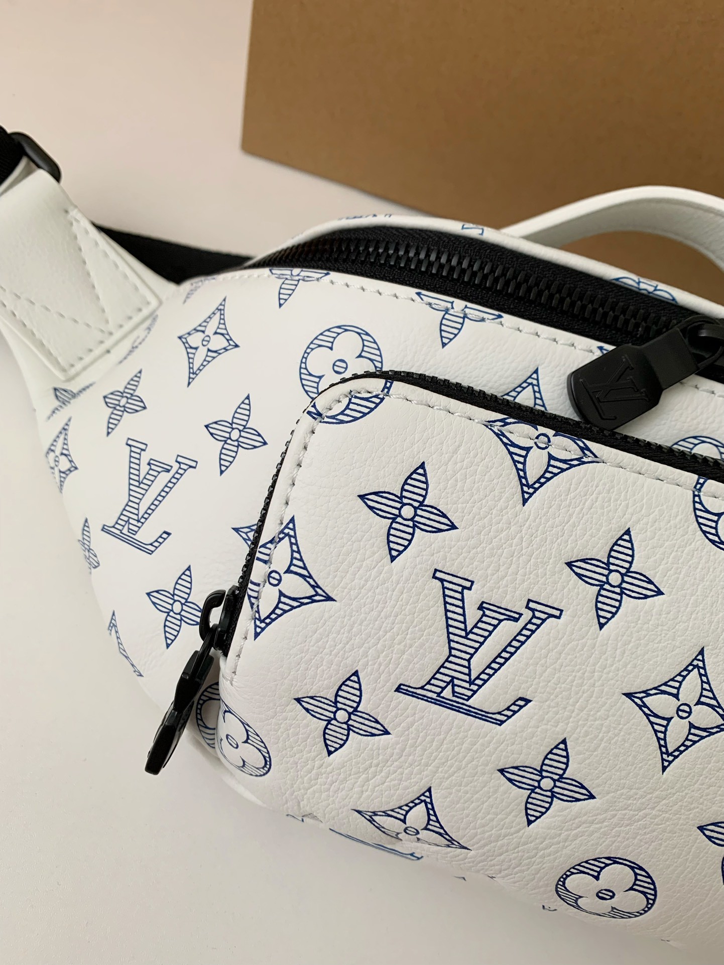 「#1990」New Louis Vuitton RUSH waist bag M25227 Size: 30*15*8cm - Image 3