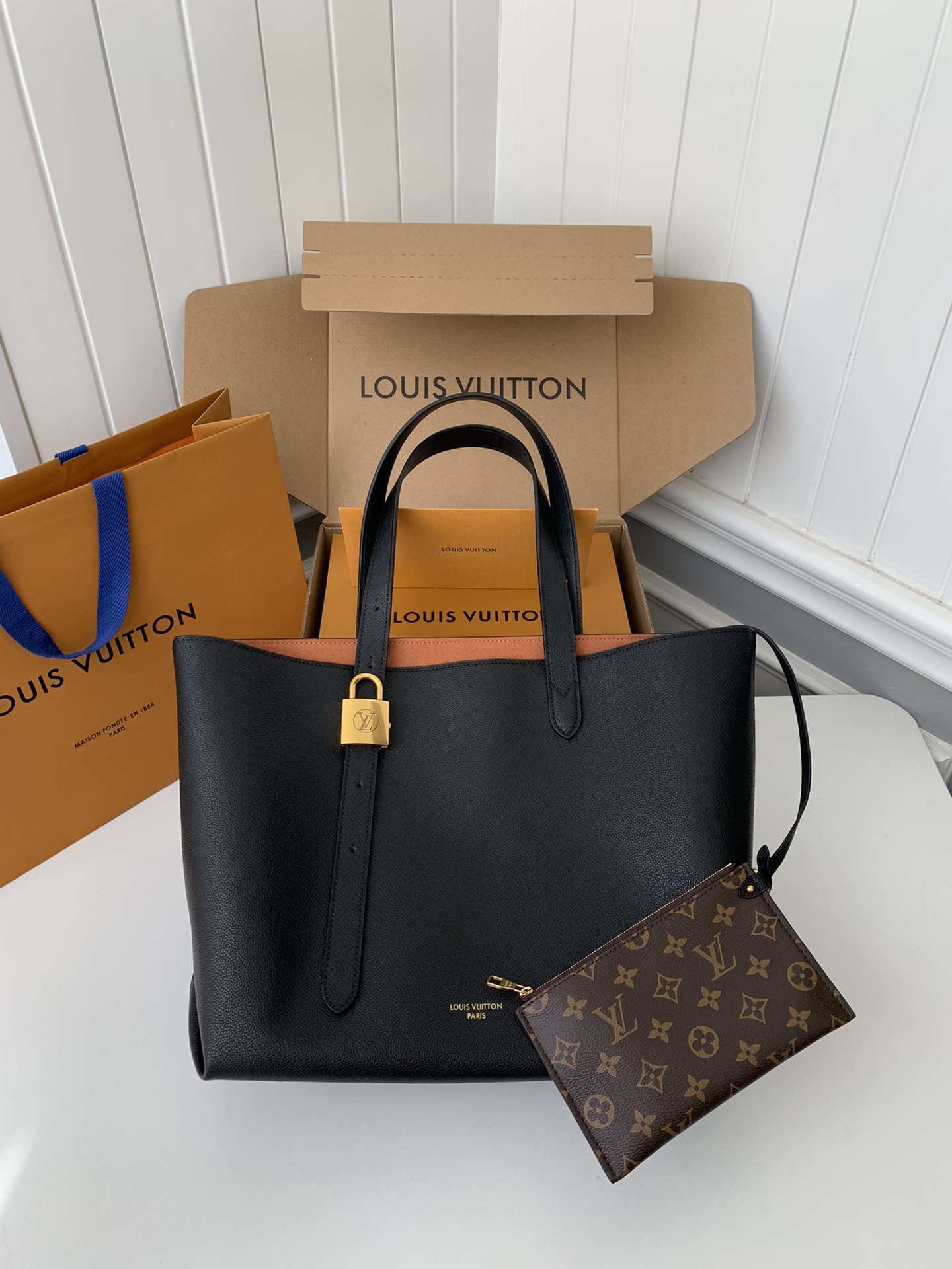 「#2502」Louis Vuitton Low Key Cabas Mid -number Handbag M25343 Size: 30*14*47cm