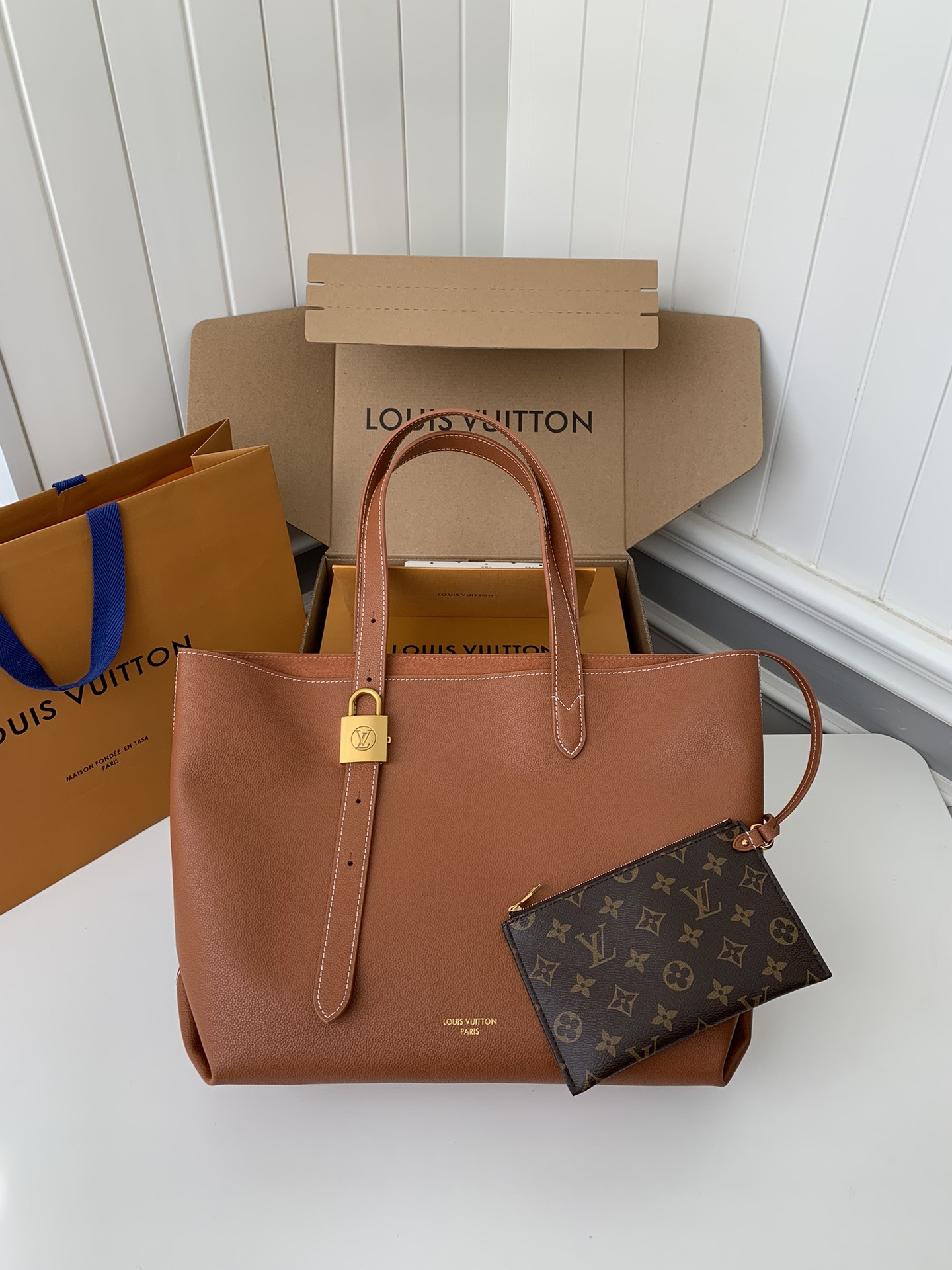 「#2503」Louis Vuitton Low Key Cabas Mid -number Handbag M25343 Size: 30*14*47cm