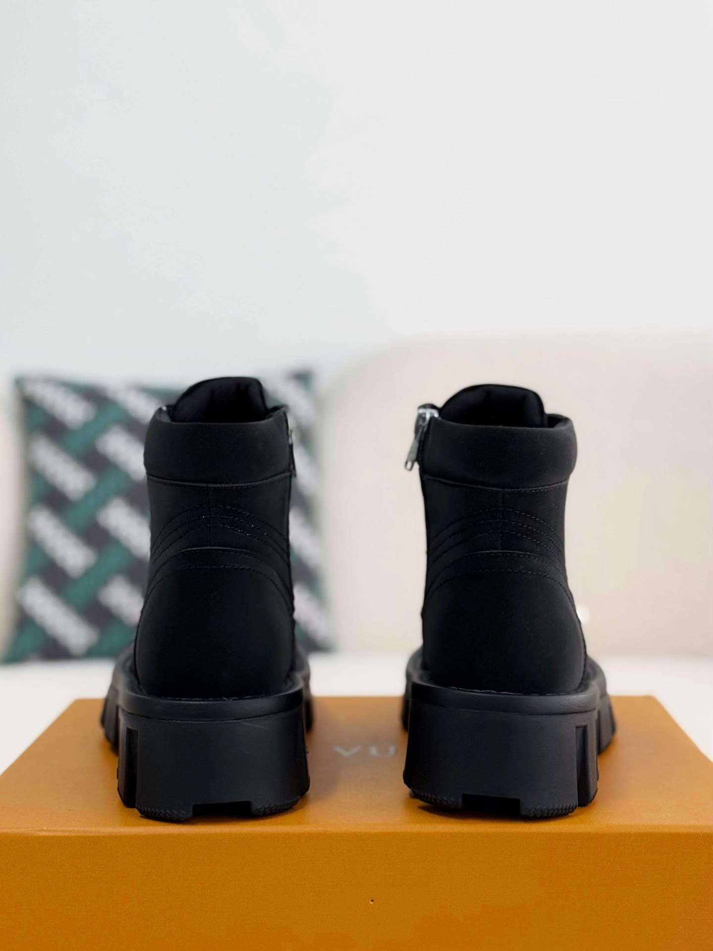 「#2555」LOUIS VUITTON Round toe lace-up boots - Image 3