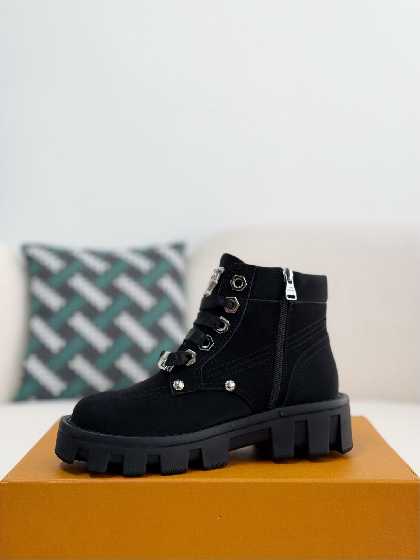 「#2555」LOUIS VUITTON Round toe lace-up boots - Image 4