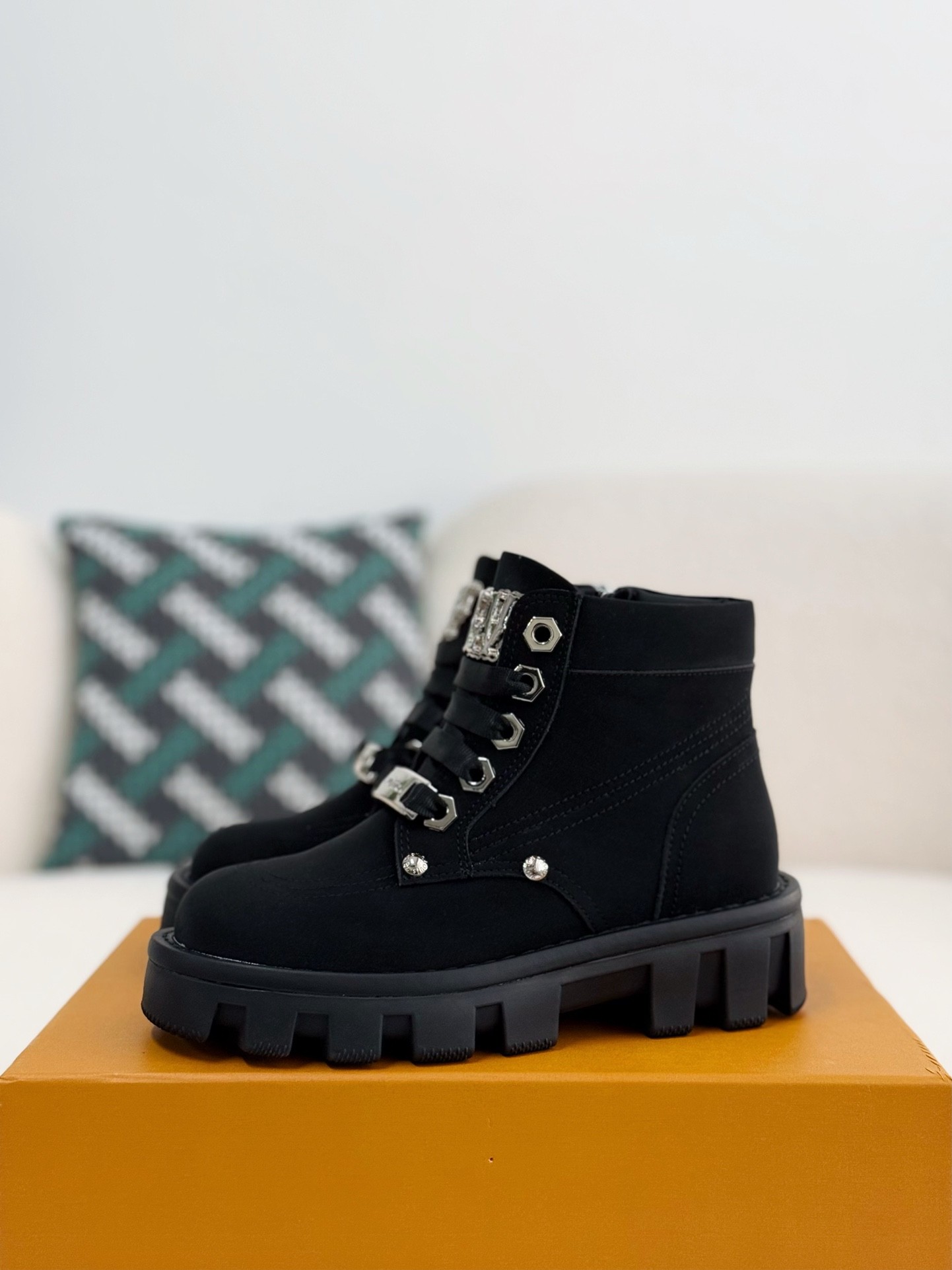 「#2555」LOUIS VUITTON Round toe lace-up boots