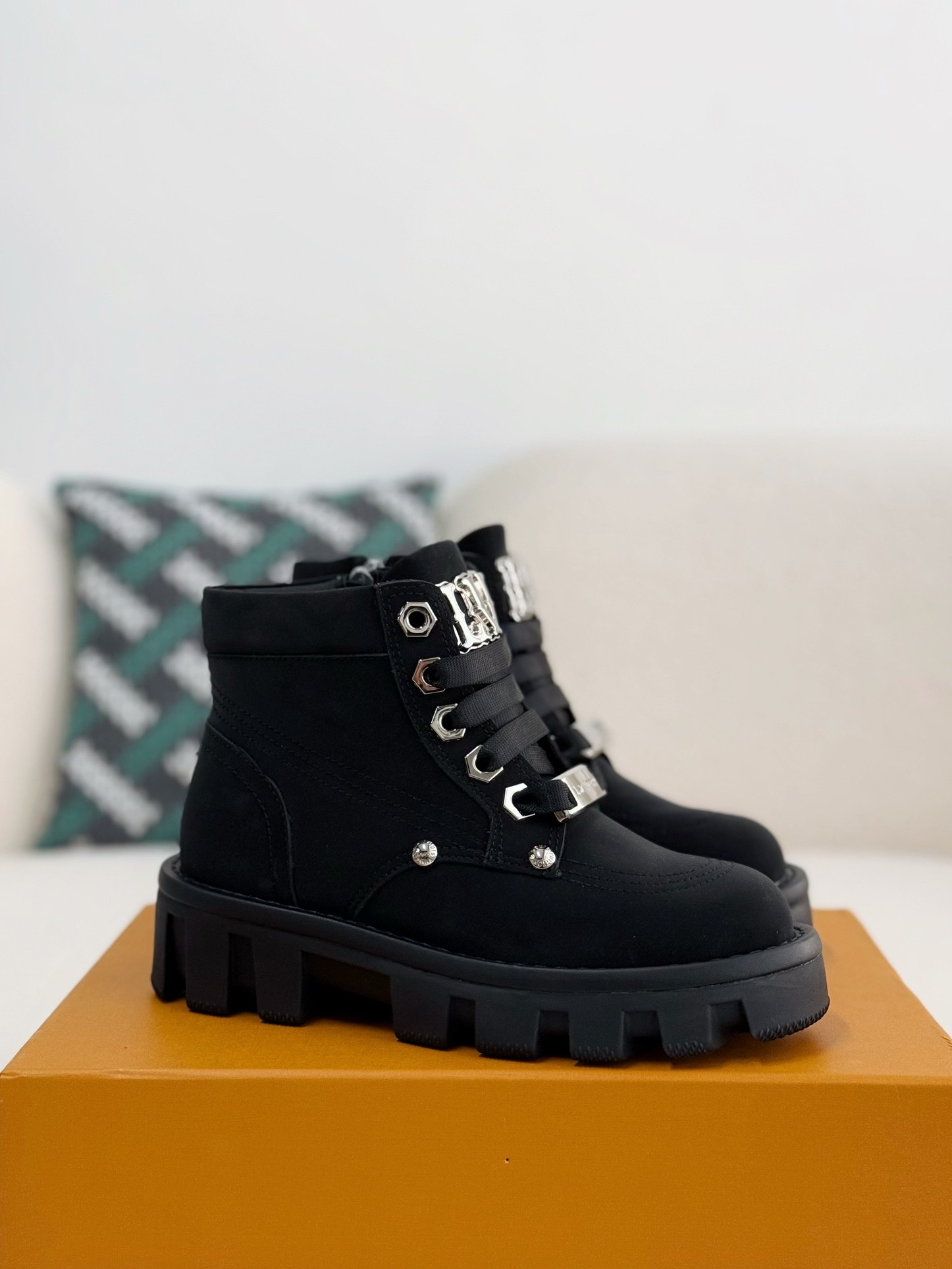 「#2555」LOUIS VUITTON Round toe lace-up boots - Image 2