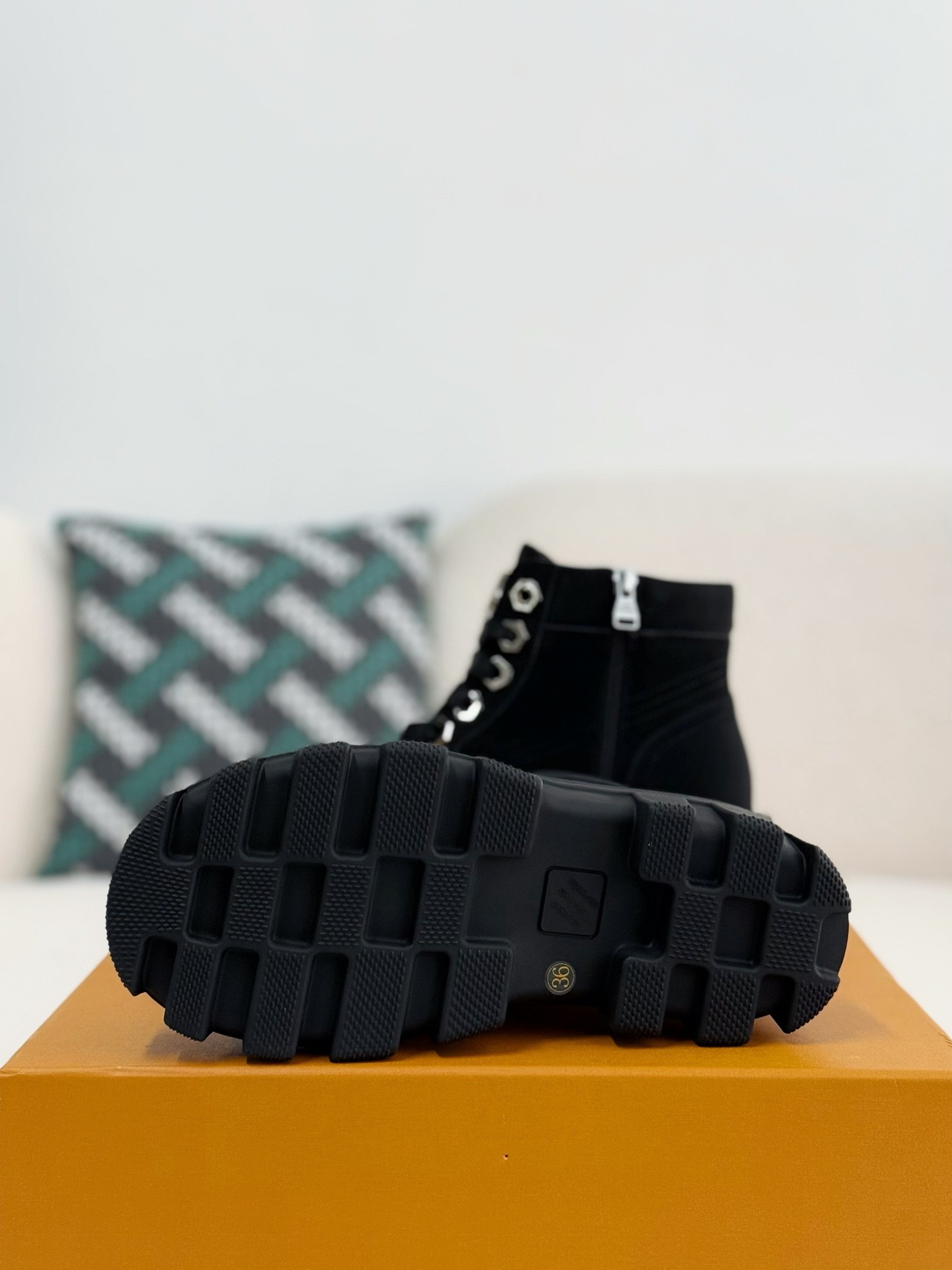 「#2555」LOUIS VUITTON Round toe lace-up boots - Image 5