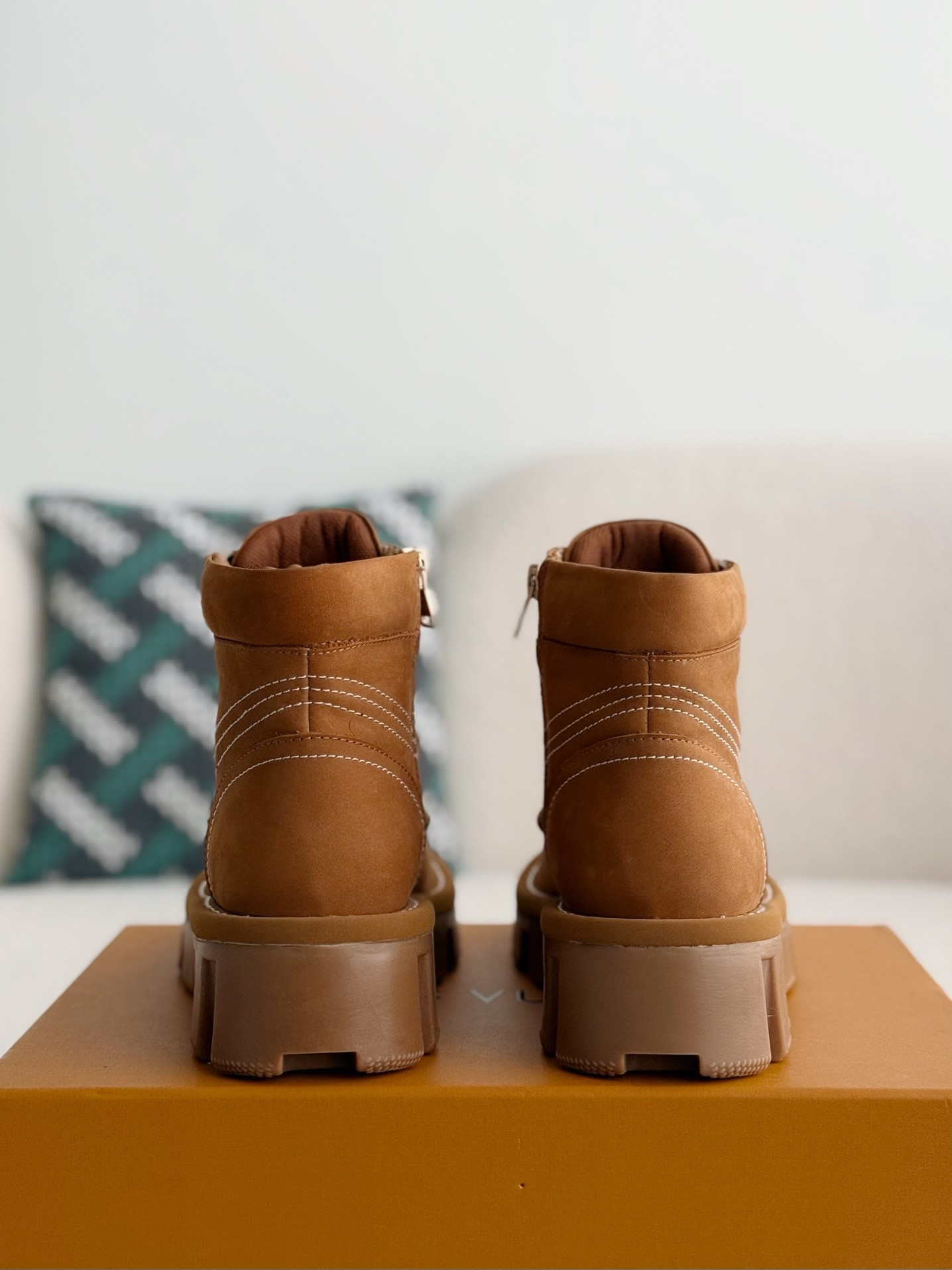 「#2556」LOUIS VUITTON Round toe lace-up boots - Image 3