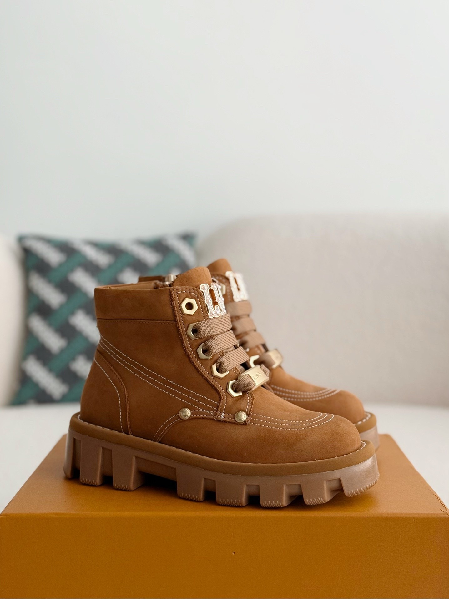 「#2556」LOUIS VUITTON Round toe lace-up boots - Image 2