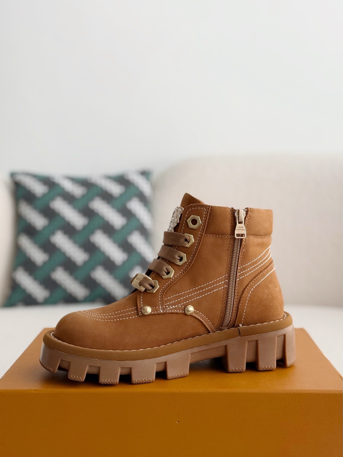 「#2556」LOUIS VUITTON Round toe lace-up boots - Image 4
