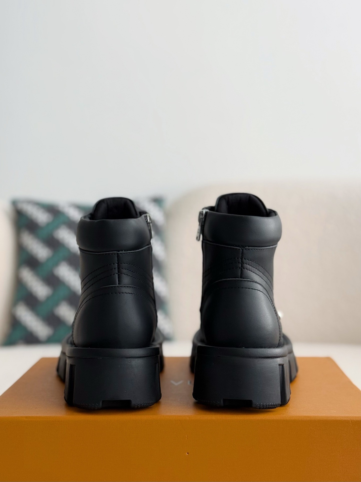 「#2557」LOUIS VUITTON Leather Round toe lace-up boots - Image 3