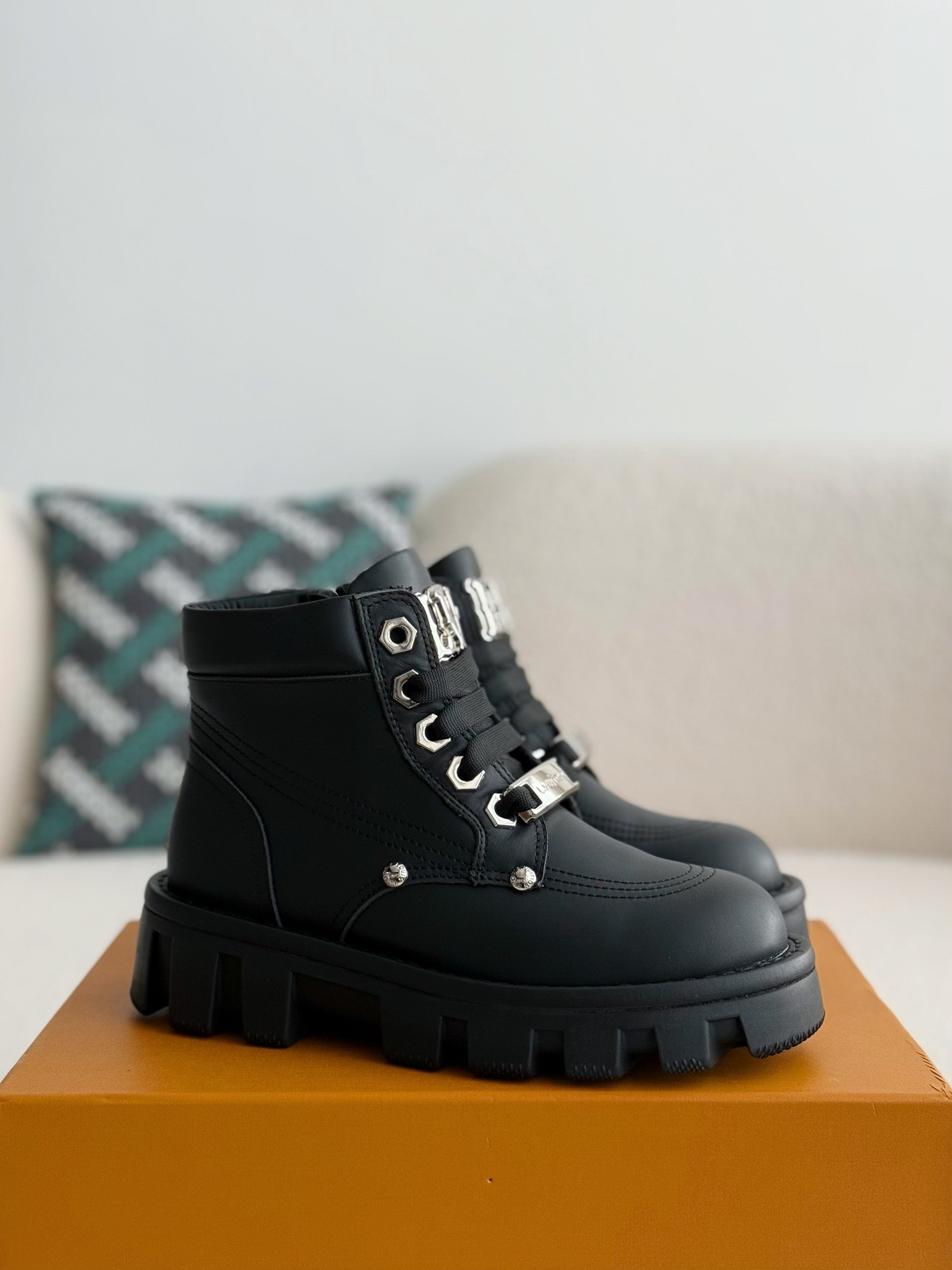 「#2557」LOUIS VUITTON Leather Round toe lace-up boots - Image 2