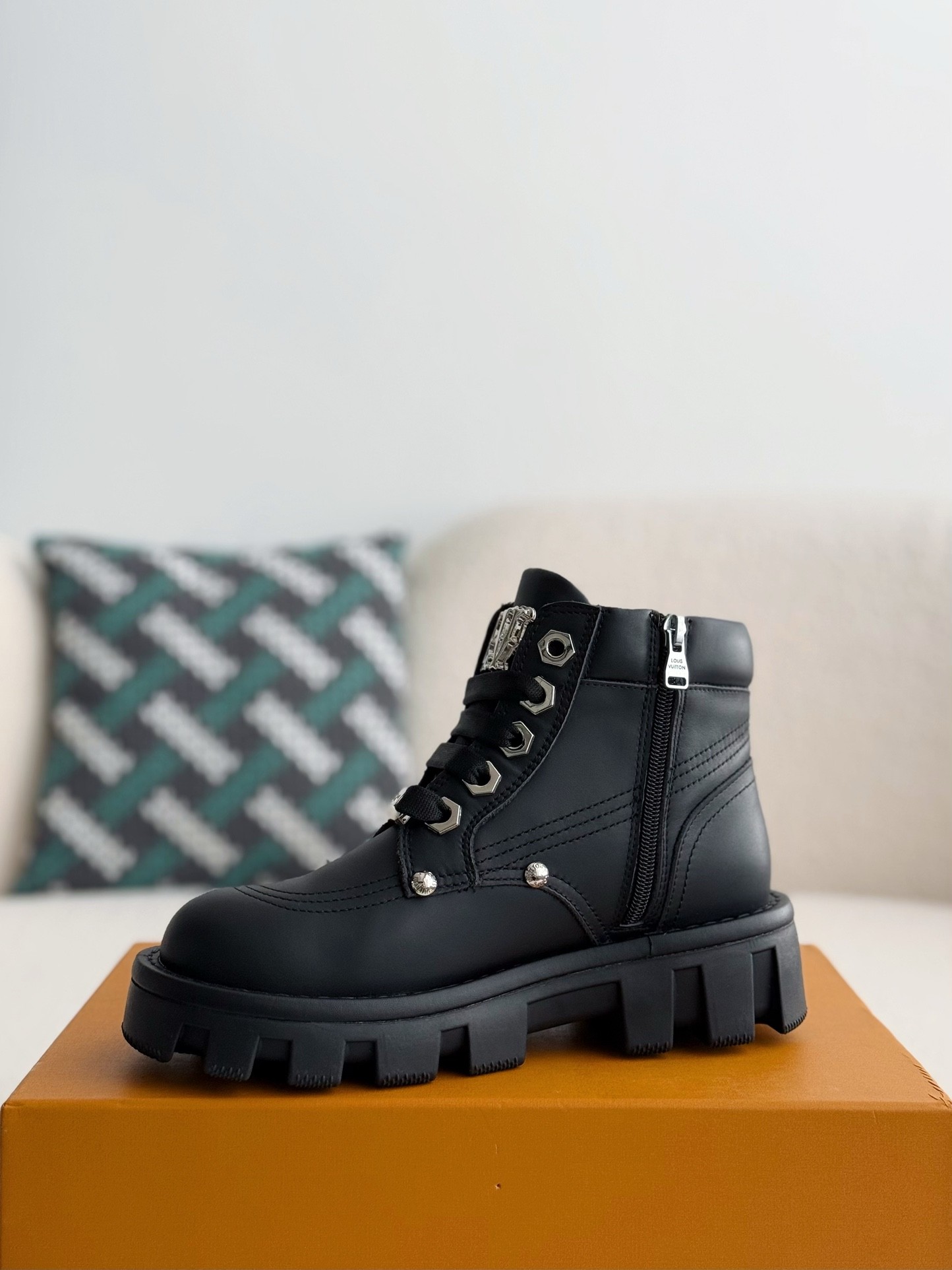 「#2557」LOUIS VUITTON Leather Round toe lace-up boots - Image 4