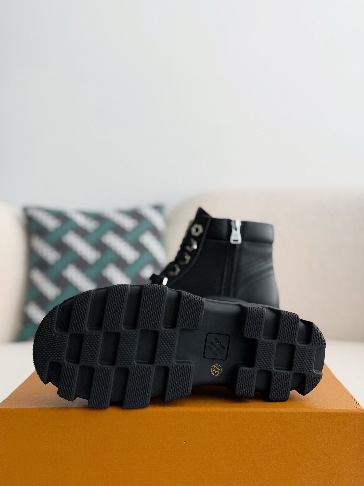 「#2557」LOUIS VUITTON Leather Round toe lace-up boots - Image 5