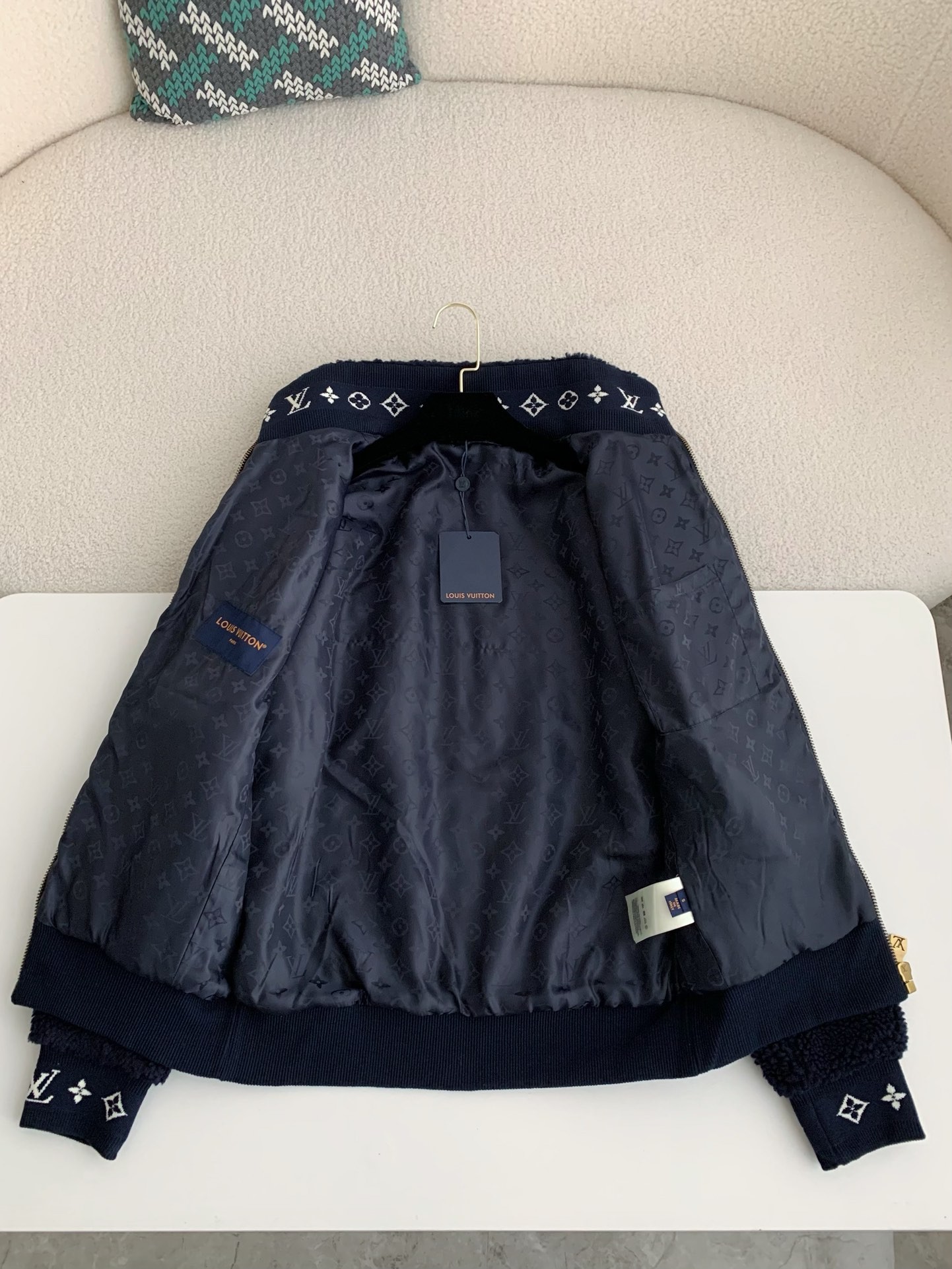 「#2713」Louis Vuitton Embossed leather patch long-sleeve fleece jacket - Image 10