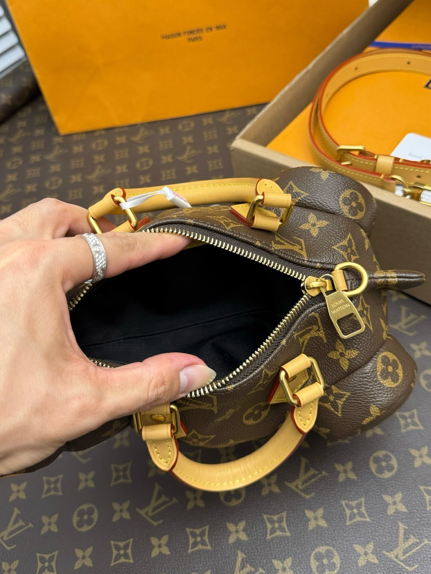 「#2796」Louis Vuitton's new season POOCH BAG handbag M12617 - Image 8