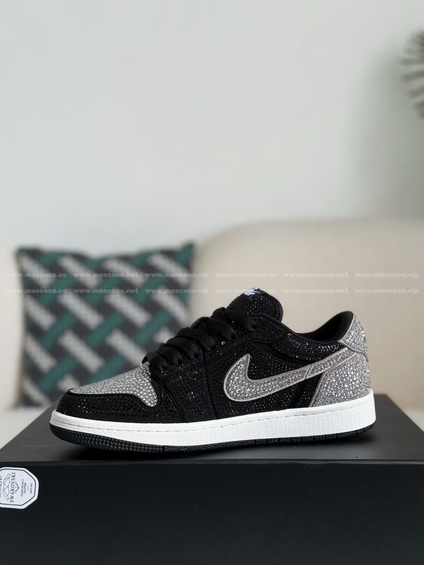 「#4531」Jordan 1 Hand-Set Rhinestones Low Sneakers - Image 4