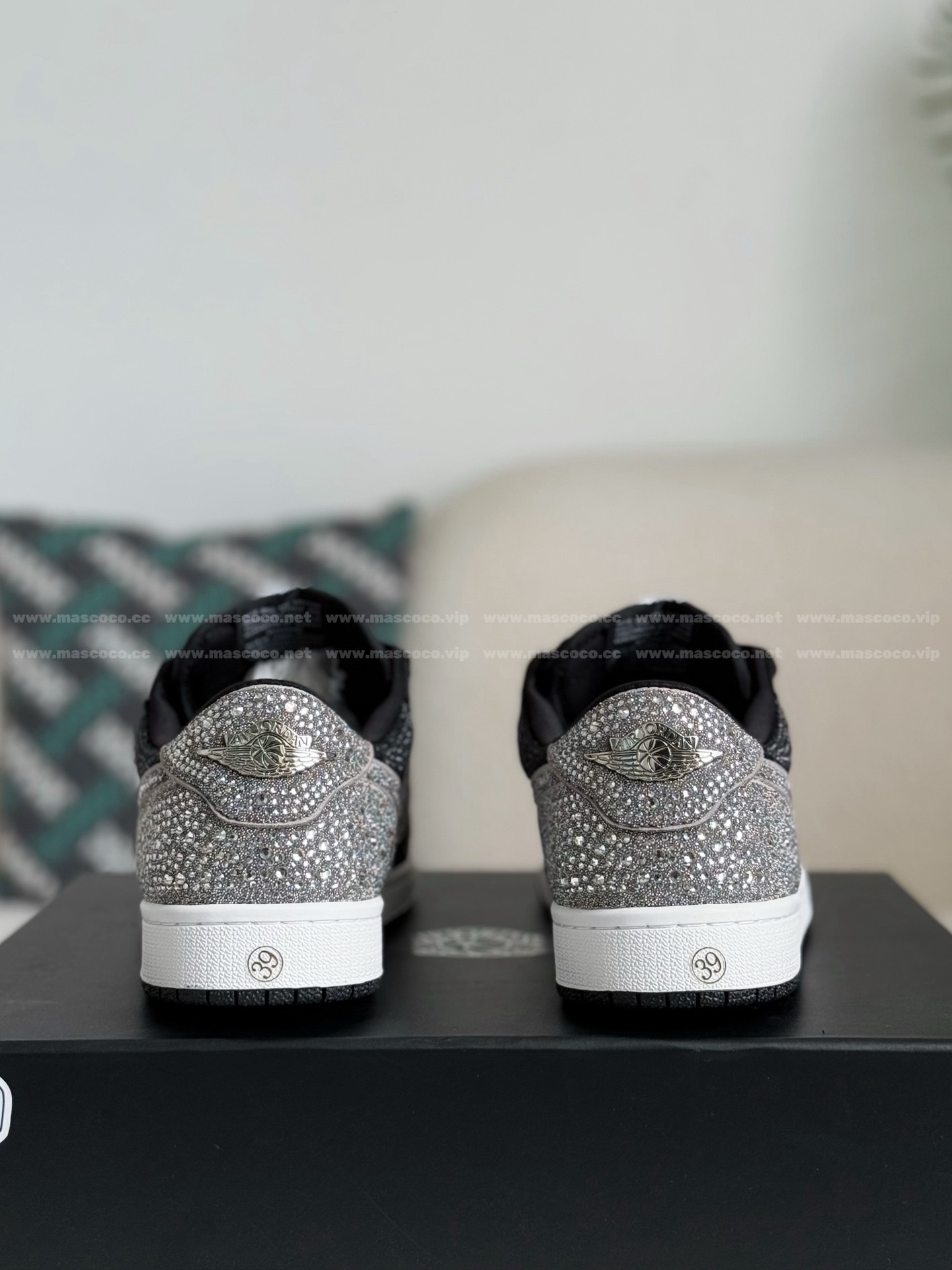 「#4531」Jordan 1 Hand-Set Rhinestones Low Sneakers - Image 3