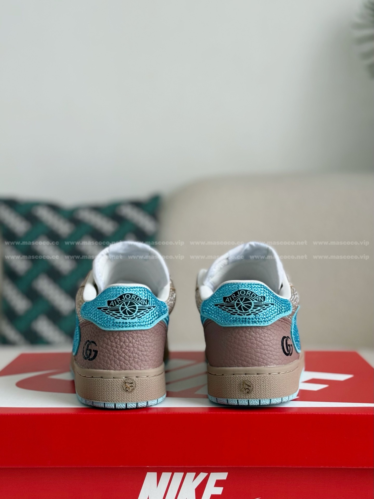 「#4532」Jordan 1 x Gucci Hand-Set Rhinestones Low Sneakers - Image 3