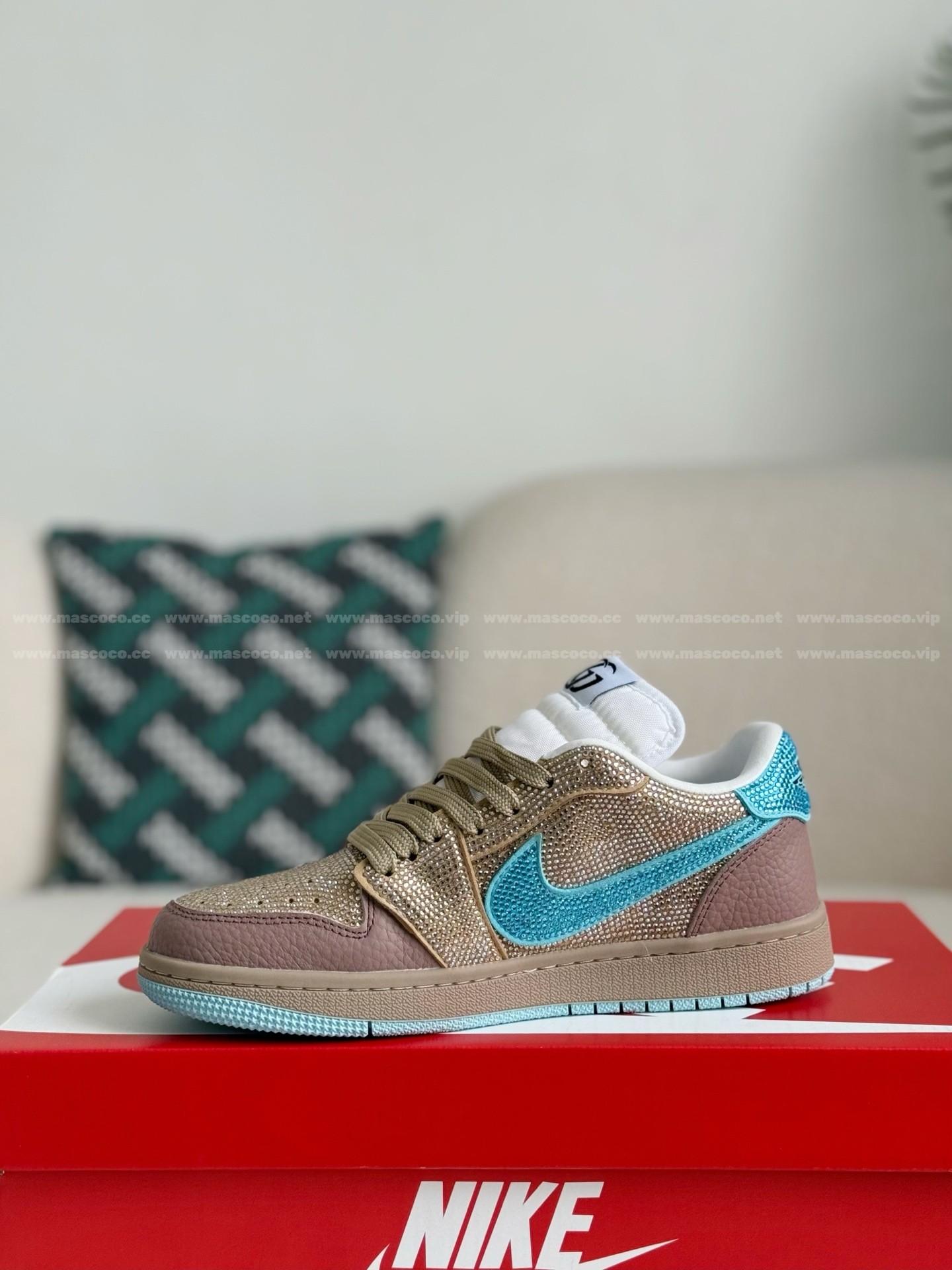 「#4532」Jordan 1 x Gucci Hand-Set Rhinestones Low Sneakers - Image 4