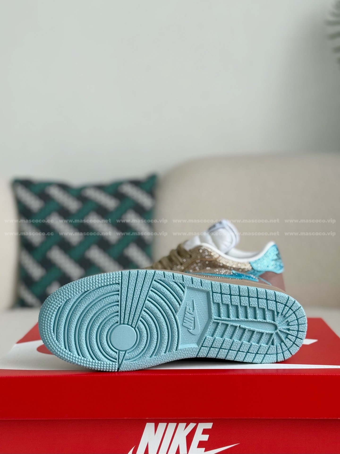 「#4532」Jordan 1 x Gucci Hand-Set Rhinestones Low Sneakers - Image 5