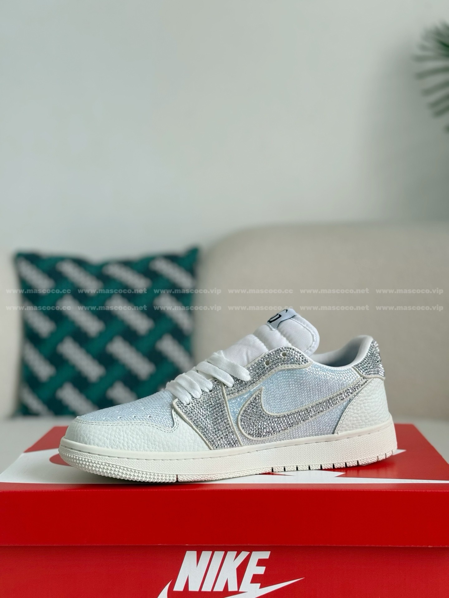 「#4535」Jordan 1 x Gucci Hand-Set Rhinestones Low Sneakers - Image 4